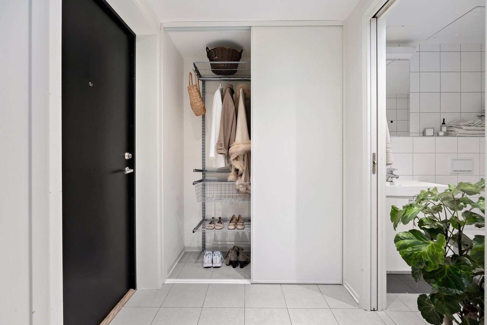 Her finner du også en praktisk nisje til vaskemaskin og tørketrommel pent bortgjemt bak skyvedørene. Galleribilde