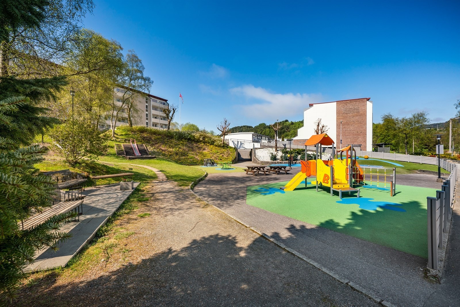 Leiligheten har en attraktiv og solrik beliggenhet i et etablert og familievennlig boligområde i Bergen Vest. Galleribilde