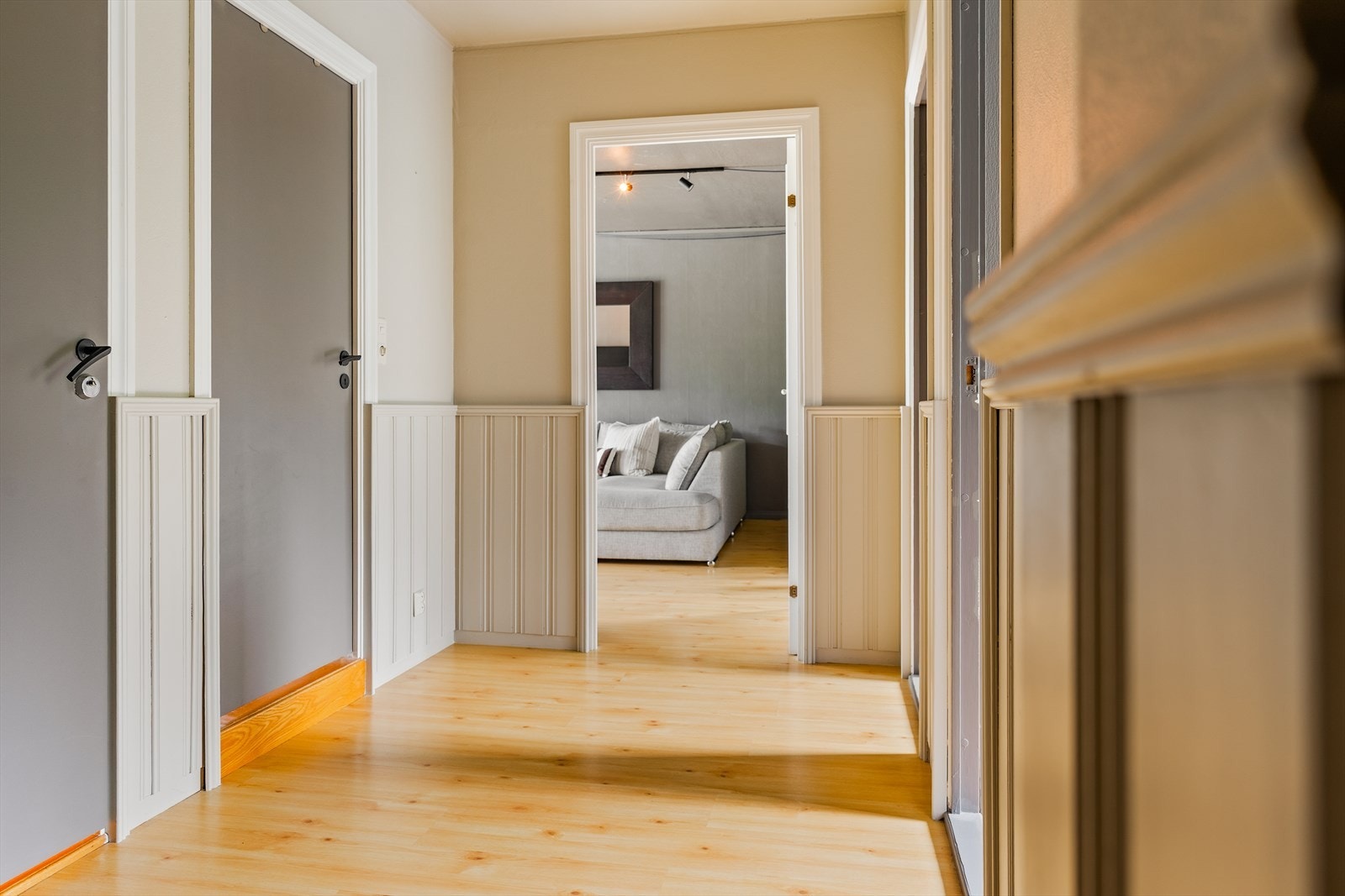 Gangen har god plass til garderobeløsning for yttertøy og sko, og fungerer som et naturlig bindeledd mellom leilighetens ulike rom. Galleribilde