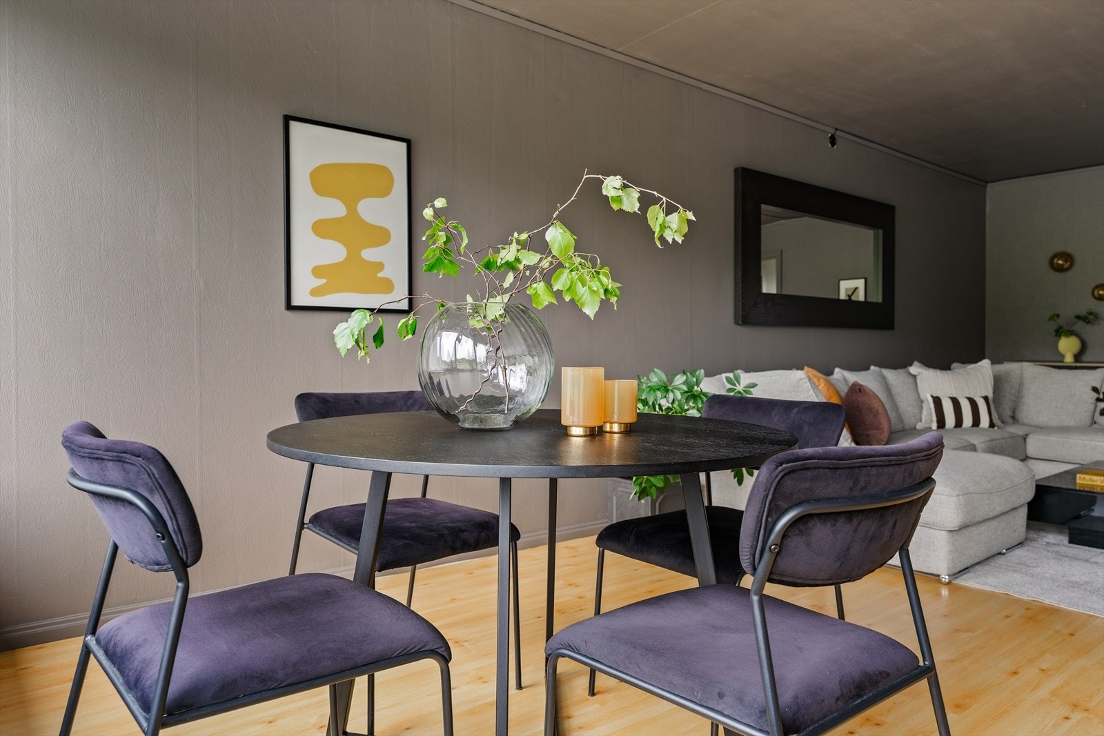 Stuen har en naturlig forbindelse til balkongen og gir gode muligheter for både avslapning og hyggelige sammenkomster. Galleribilde