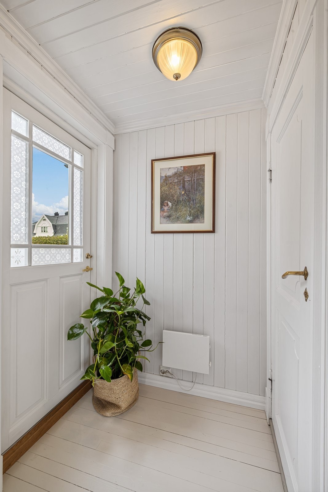 Fra kjøkken er det adkomst til vindfang/bi-inngang med toalettrom Galleribilde