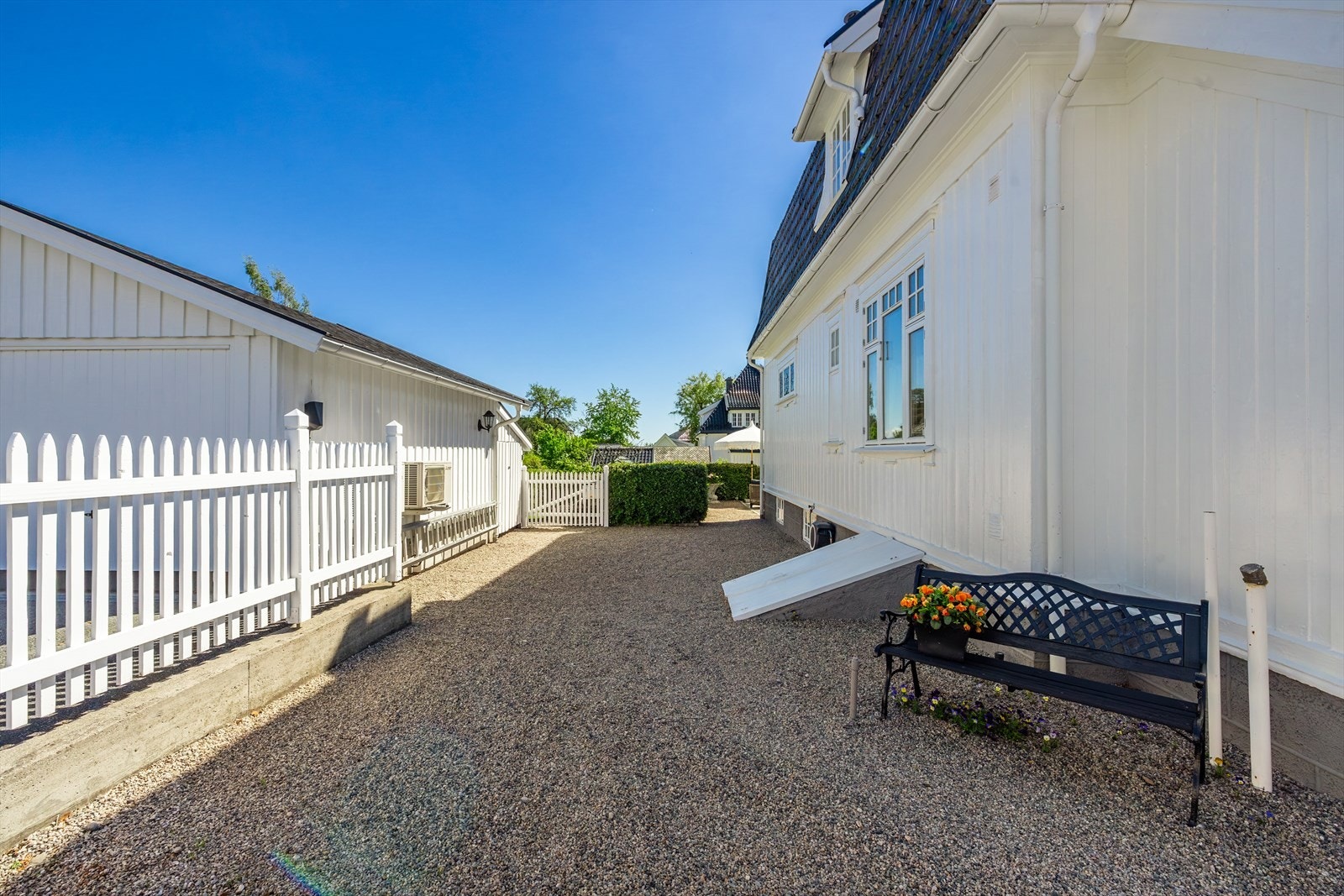 Gruset gårdsplass mot øst Galleribilde