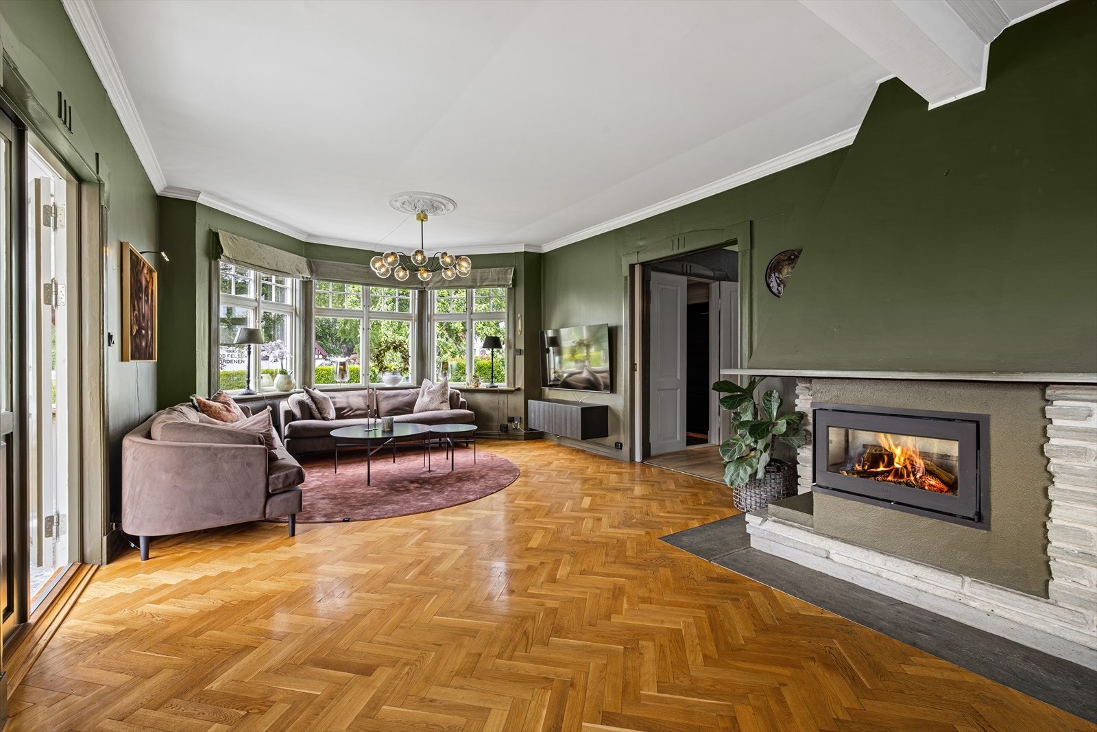 Stuen og spisestuen har elegant, original fiskebeinsmønstret parkett Galleribilde