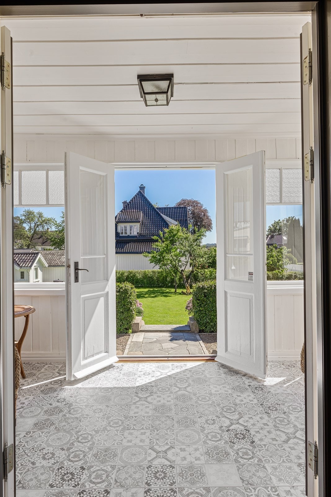Fra stuen er det adkomst til en hyggelig innglasset veranda, med videre nedgang til skiferlagt terrasseområde mot sydvest Galleribilde