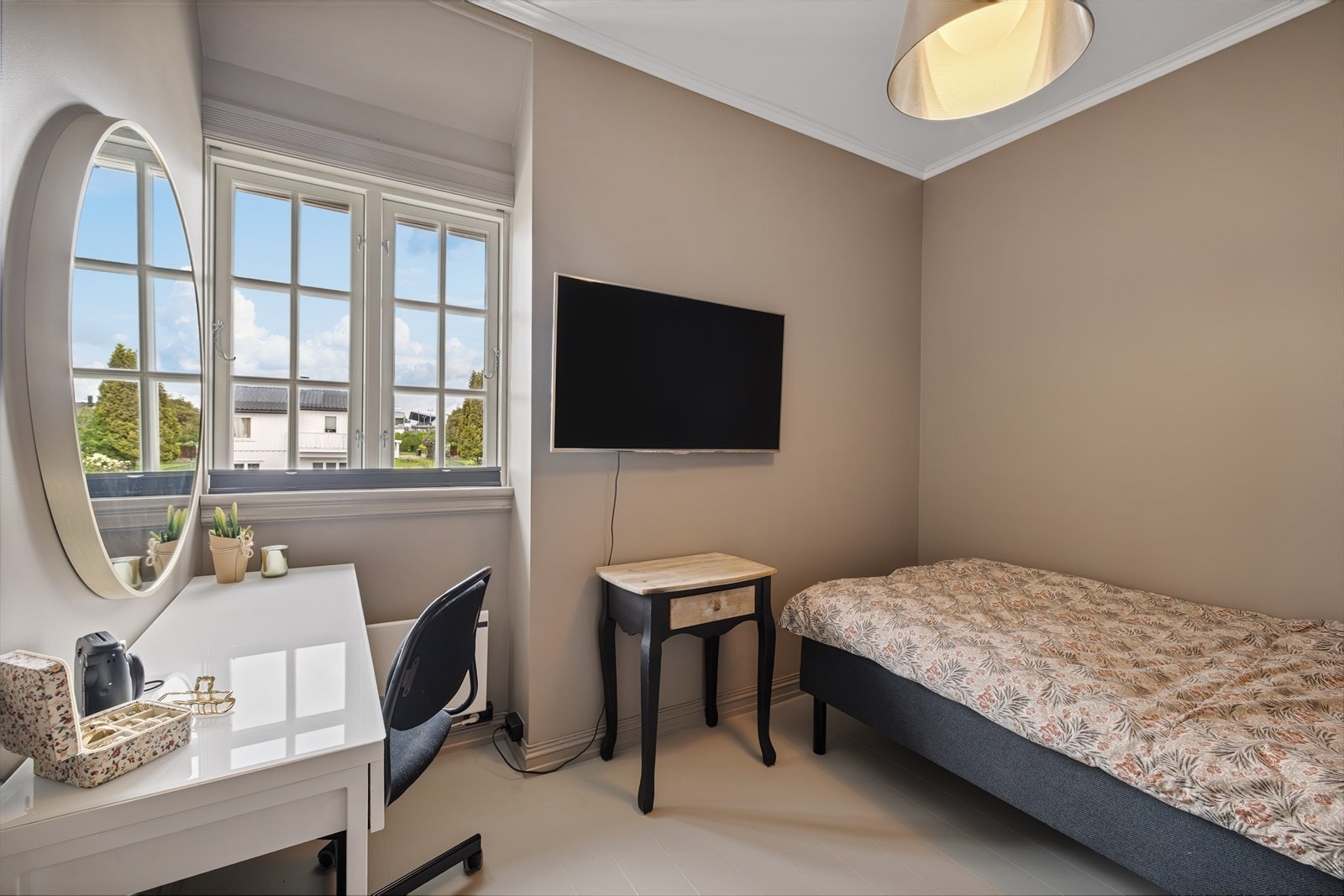Soverom III har god plass til seng, garderobe og skrivebord Galleribilde