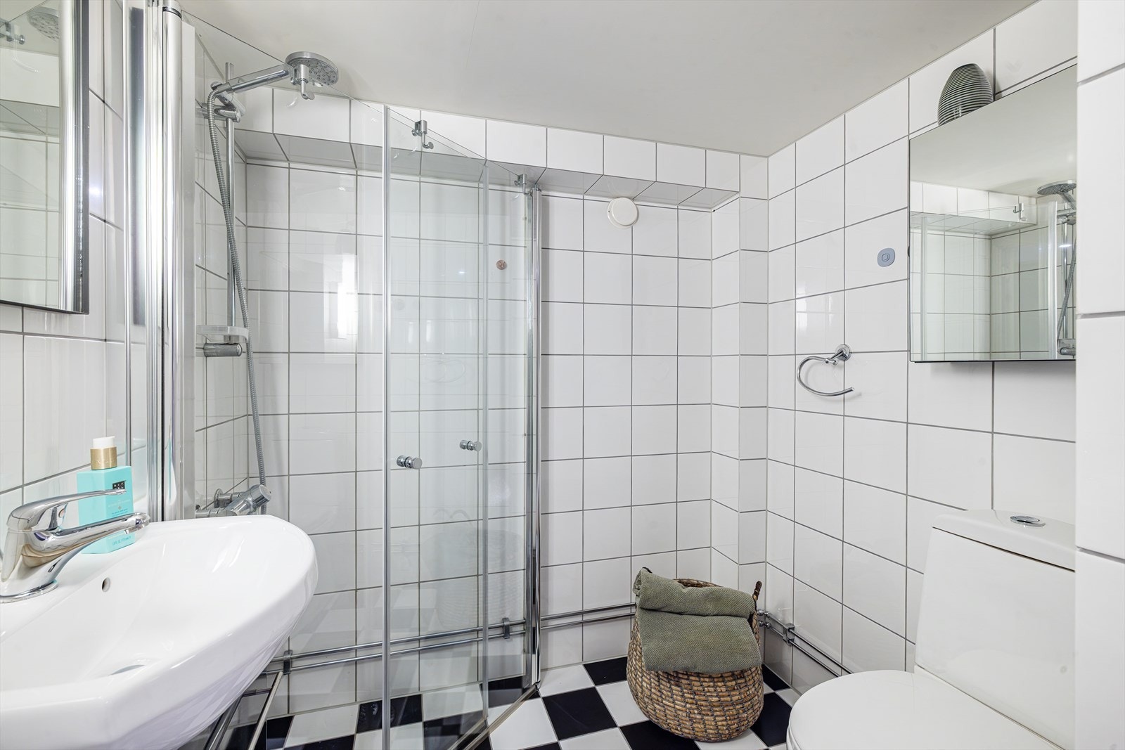 Baderommet i kjeller er oppgradert i 2004 og har flis på vegger og gulv, med varmekabler. Muligheter for å etablere badekar. Rommet er ikke bruksendret i Skien kommune - konferer megler Galleribilde