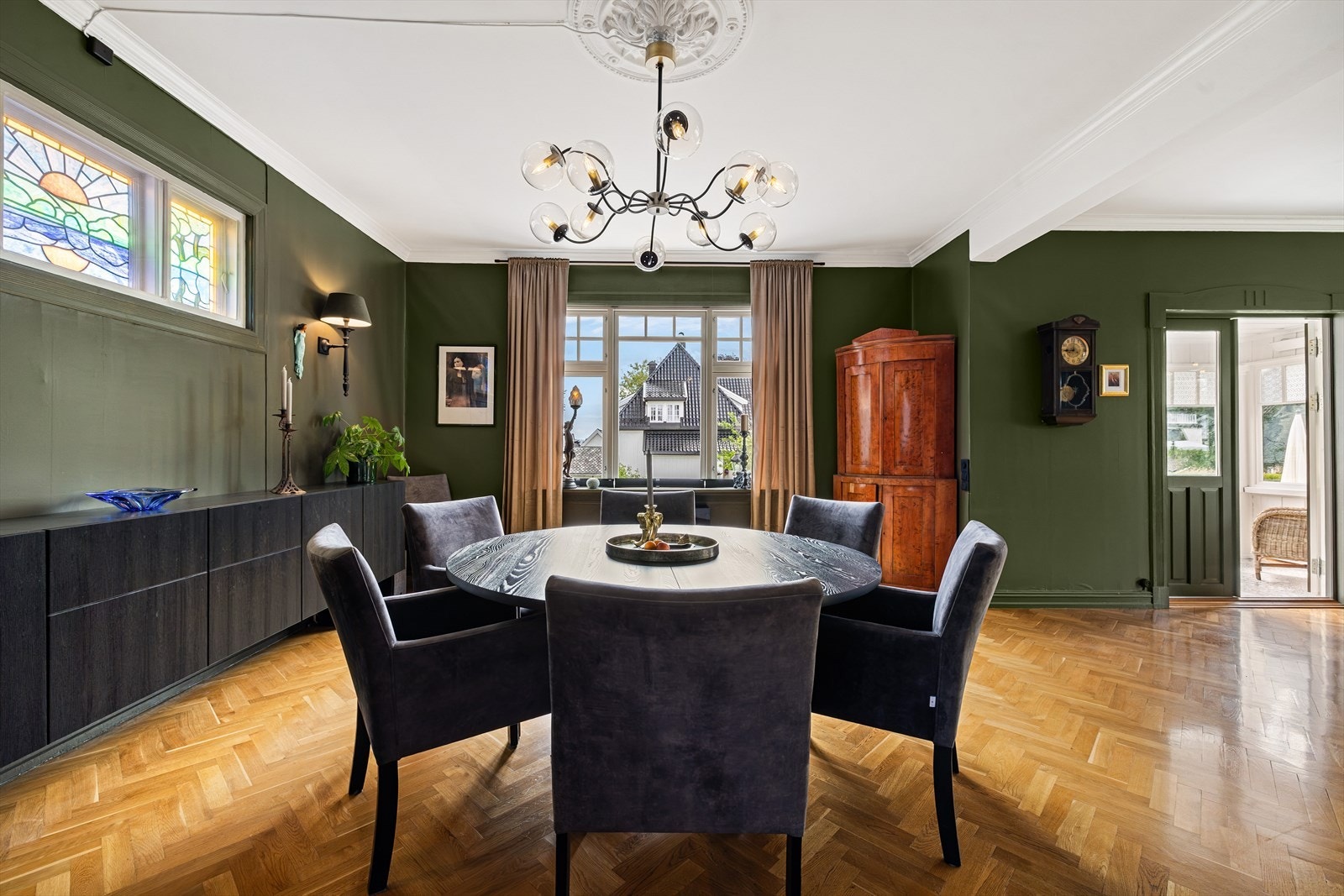Denne flotte villaen fremstår som herskapelig og innholdsrik, med gjennomgående god standard Galleribilde