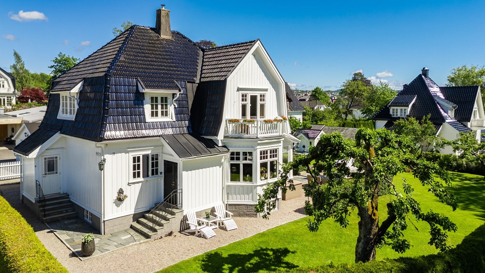 Villaen har to innganger, hovedinngang samt bi-inngang med adkomst til kjøkken Galleribilde