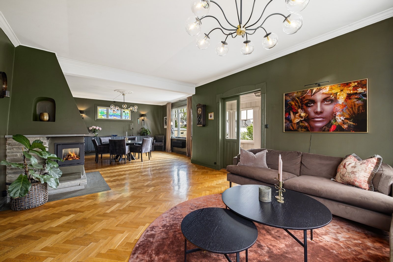 Fra hall kommer man inn til stemningsfull og delikat stue med videre utgang til innglasset veranda Galleribilde