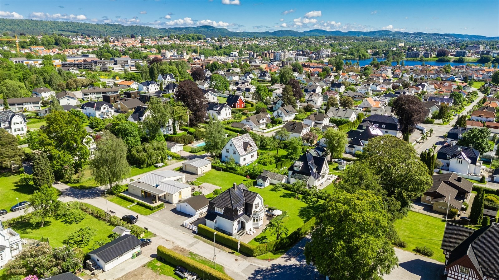 Området fremstår som sjarmerende og veletablert med hovedsakelig eldre, bevaringsverdig villabebyggelse - Dette er ett av Skiens mest populære og etterspurte boligområder Galleribilde