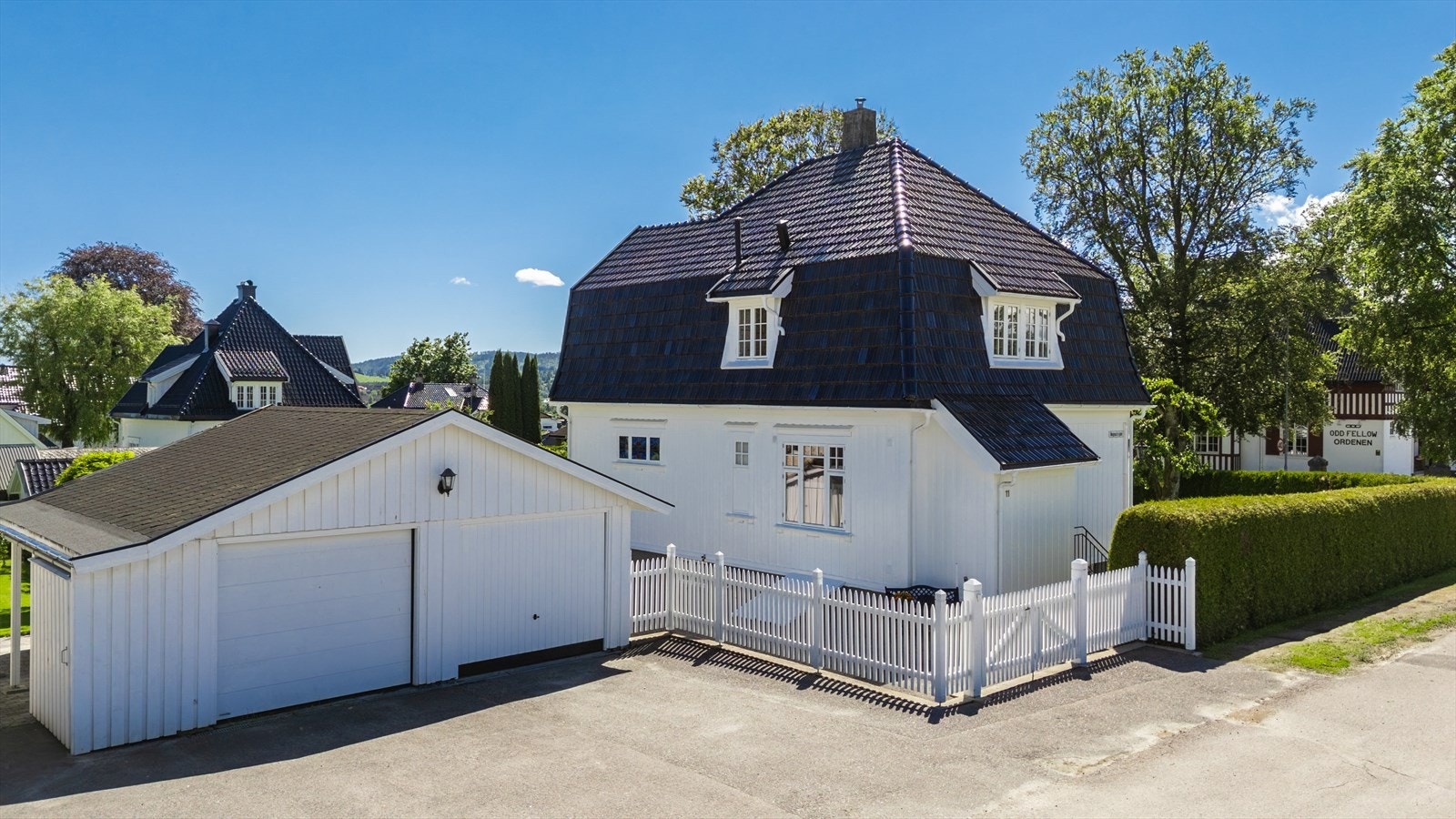 Det medfølger halvpart av dobbel garasje, med vippeport Galleribilde