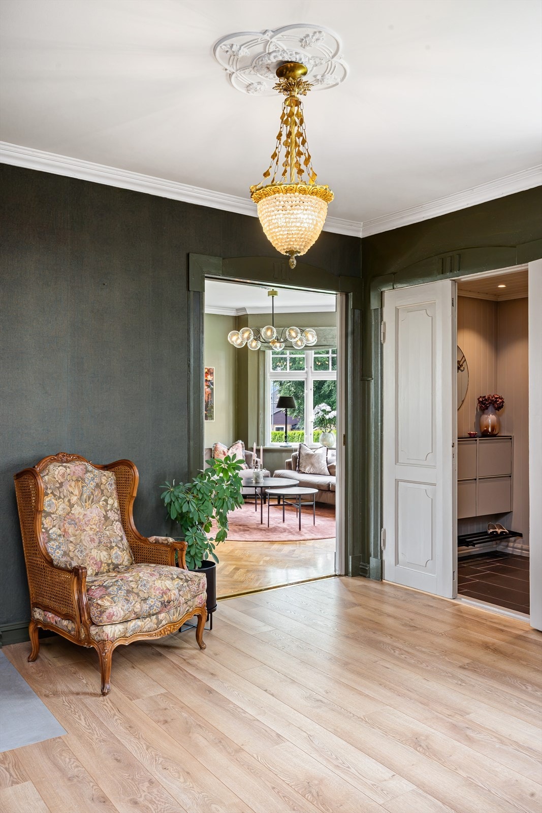 Romslig hall med originale særpreg og god takhøyde Galleribilde