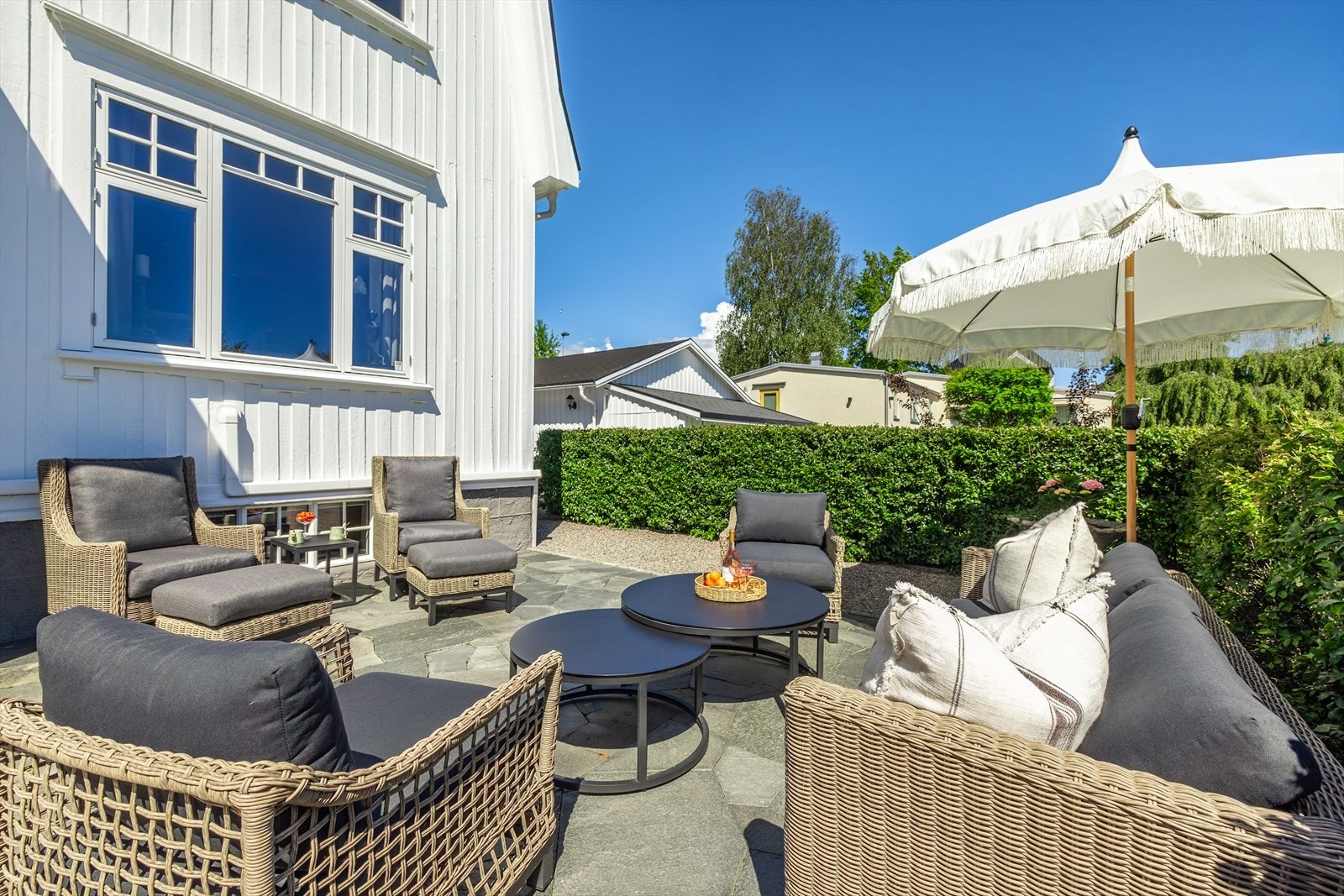 Terrassen har god plass til flere loungegrupper, perfekt for avslapning og sosiale sammenkomster Galleribilde