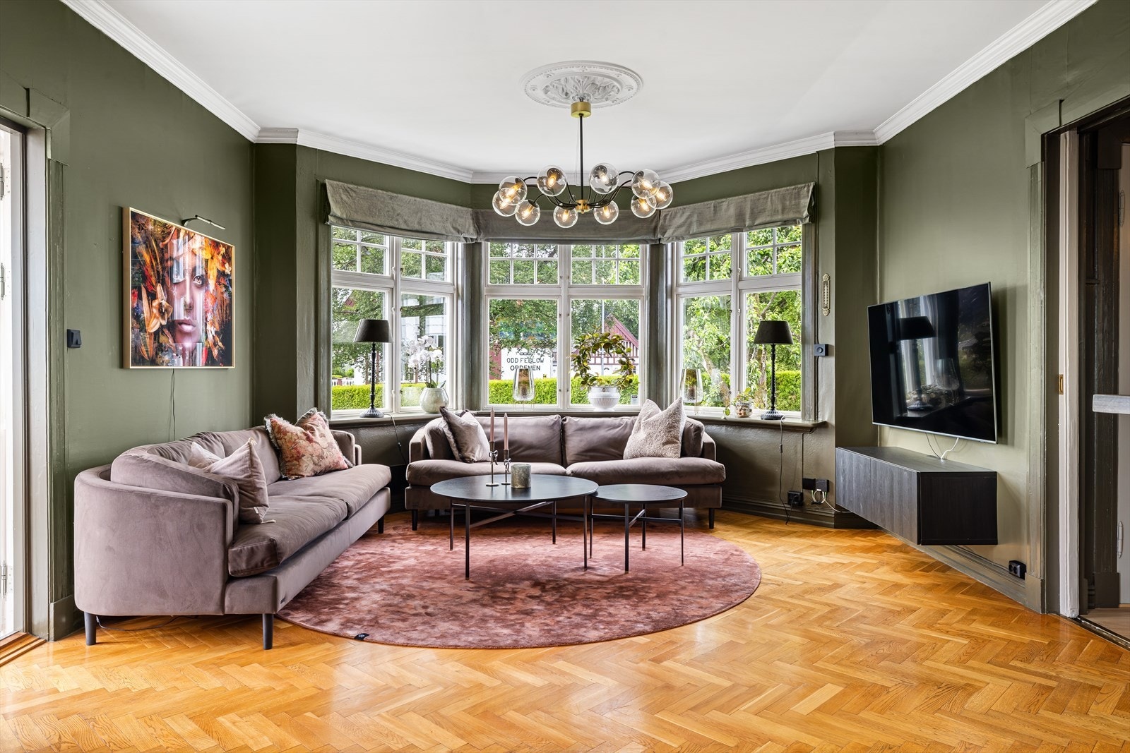 Villaen har tidsriktige og originale særpreg, som kjennetegner den sjarmerende jugendstilen fra tidlig 1900-tallet Galleribilde