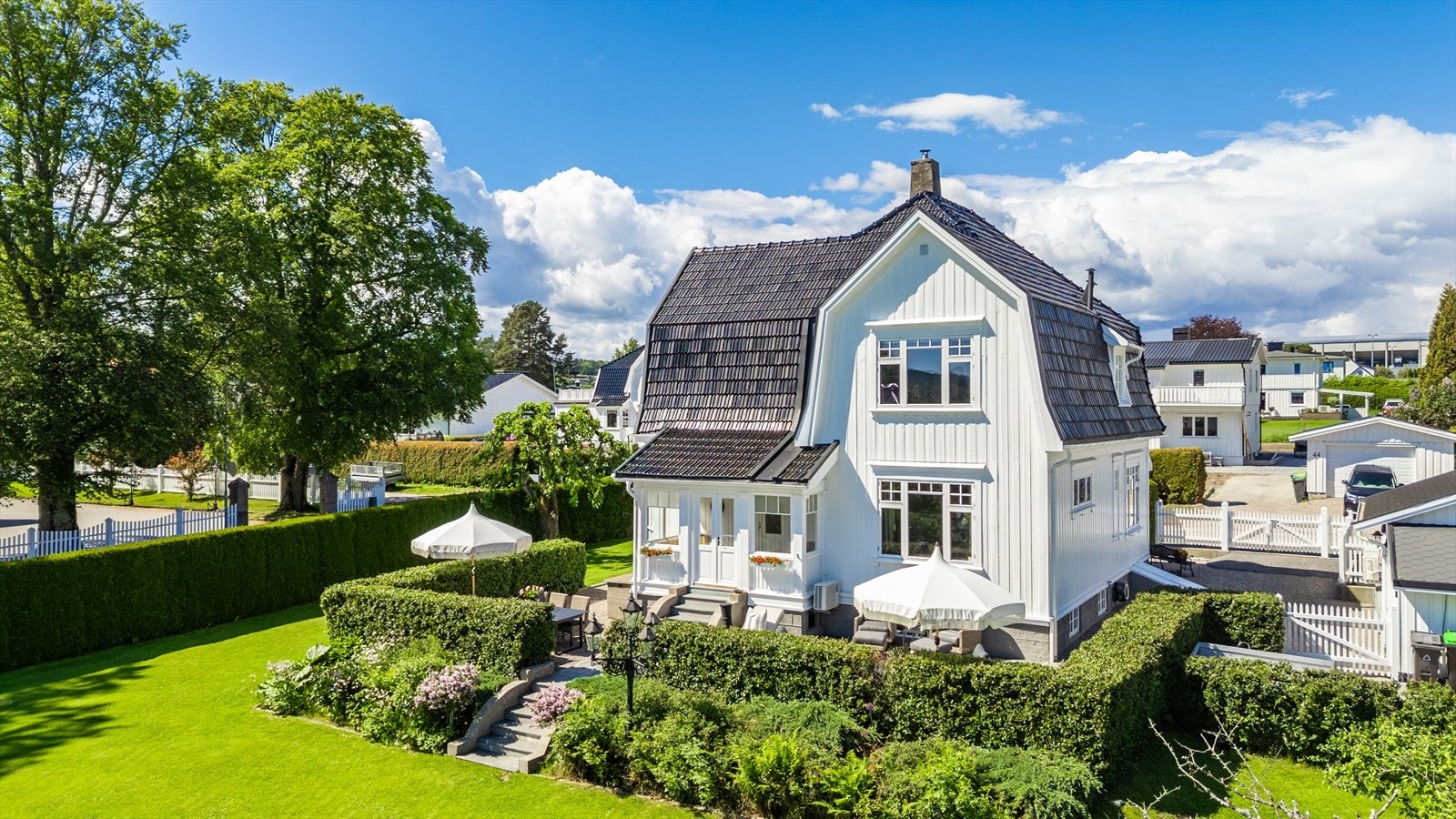 Eiendommen er inngjerdet i sin helhet og fremstår som særdeles barne- og hundevennlig Galleribilde