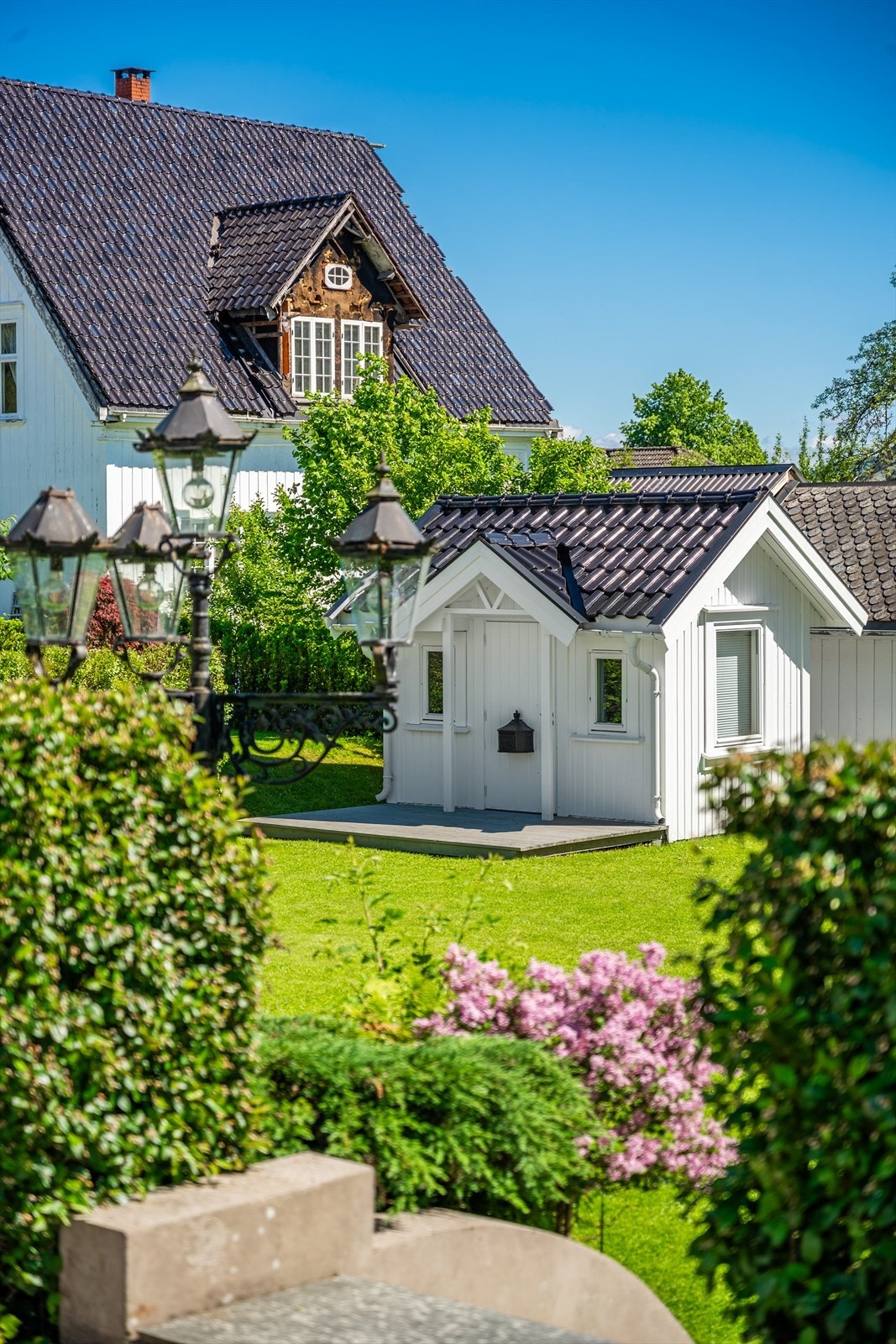 En koselig lekestue er plassert i nedre del av hagen Galleribilde