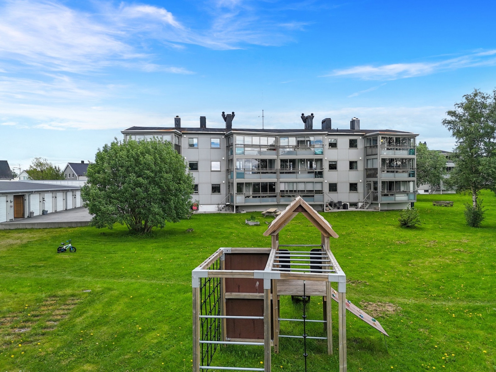 Borettslaget har opparbeidede og beplantede fellesarealer med lekeplass. Galleribilde