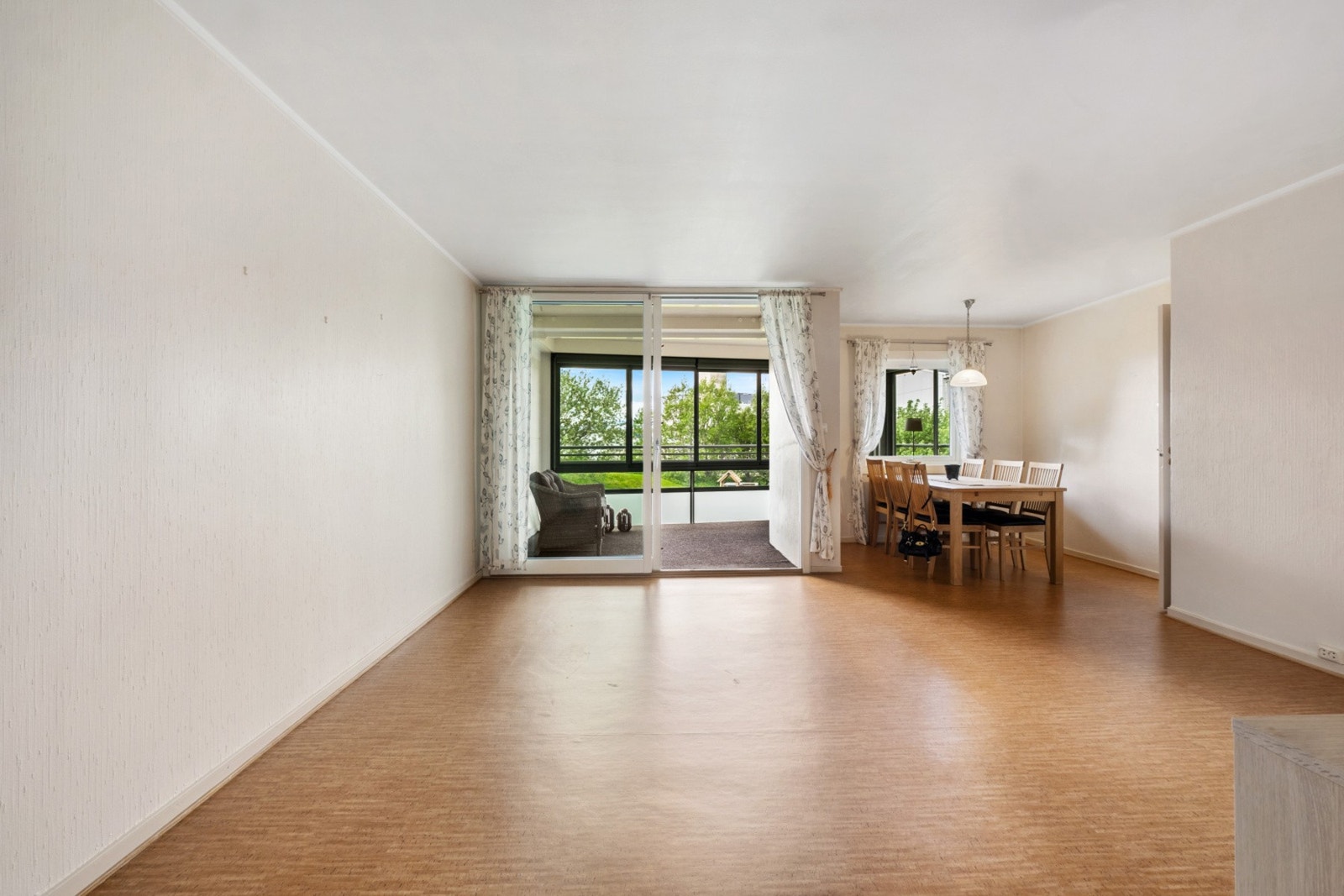Skyvedøren i tre med 2-lags glass åpner opp mot balkongen og fungerer som en forlengelse av stuen. Galleribilde