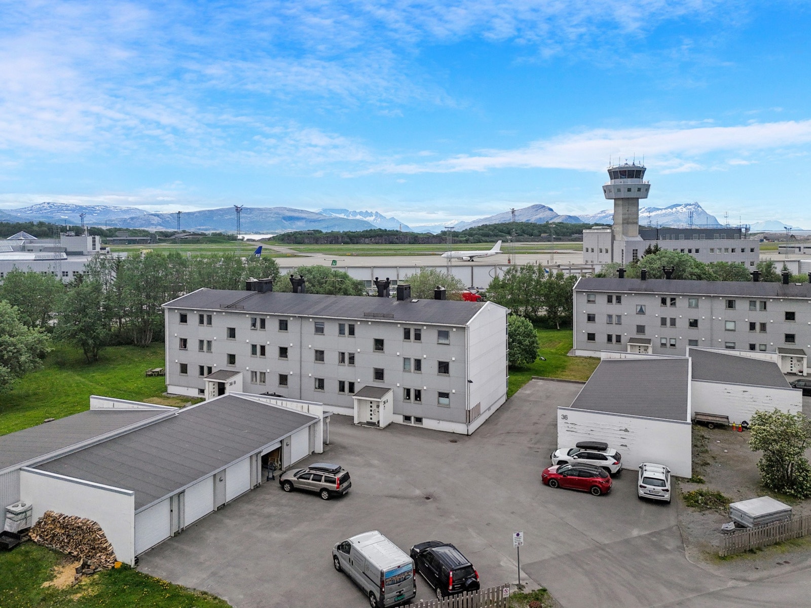 Til leiligheten hører en egen endegarasje med motorstyrt port, innlagt strøm og bod. Det er klargjort for elbillader. Galleribilde