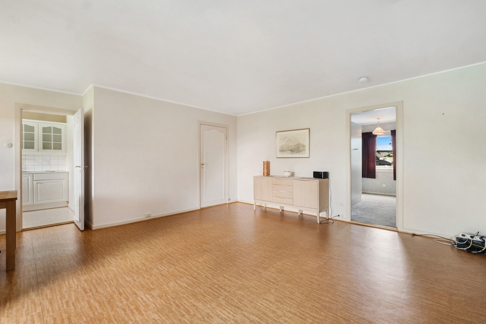 Stuen har god plass til sofagruppe og spisebord. Rommet har belegg på gulv og malte tapetserte vegger. Galleribilde