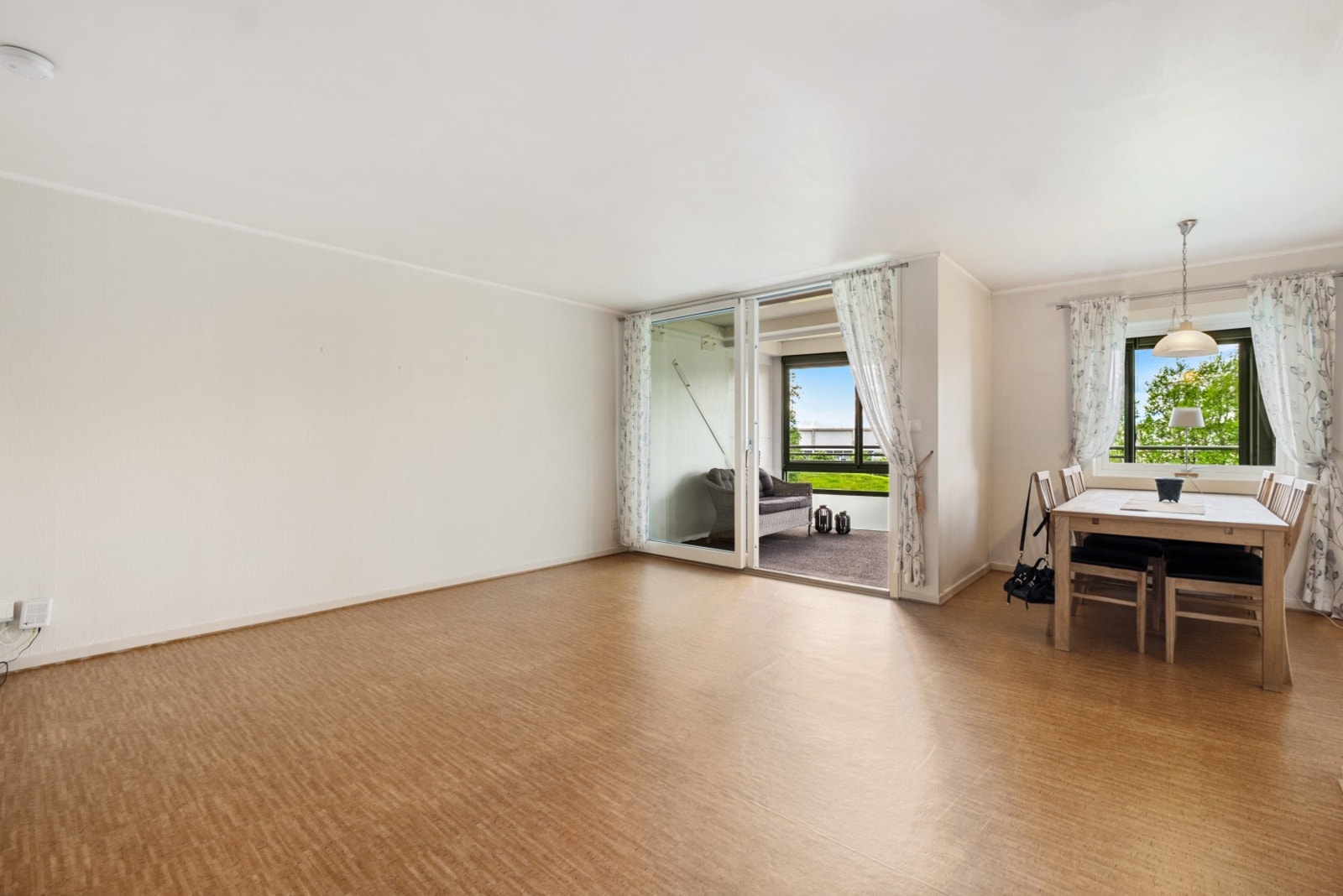 Fra stuen er det utgang til en romslig, innglasset balkong på rundt 13 m². Balkongen ble utvidet og innglasset i 2013. Galleribilde