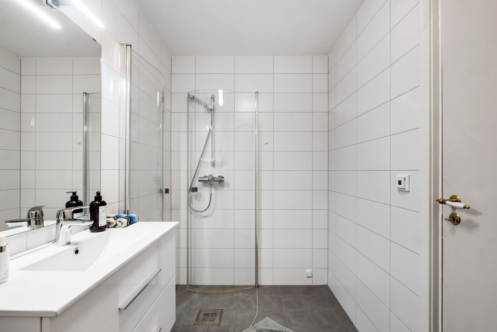 Badet ble oppgradert i 2019 med fliser på gulv og vegger, og har dusjhjørne med innfellbare dører. Galleribilde