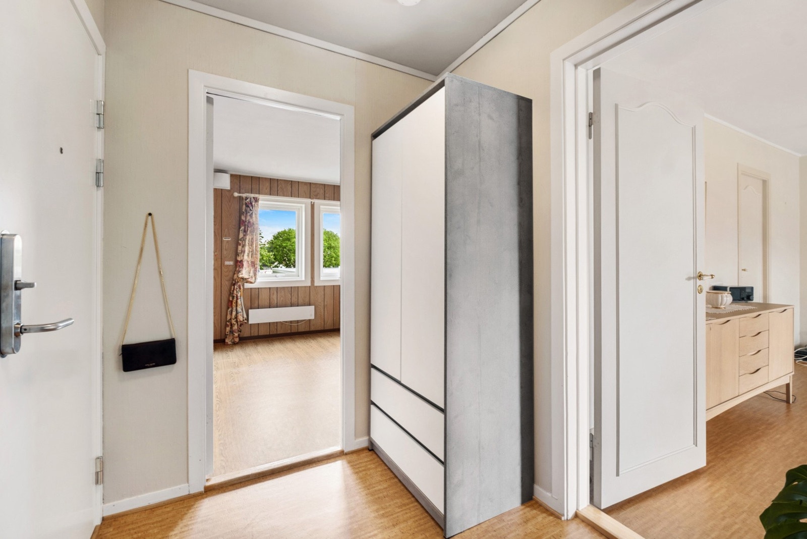 Leiligheten disponerer rikelig med lagringsplass, med tre boder i kjelleren og en bod i bakkant av garasjen. Galleribilde