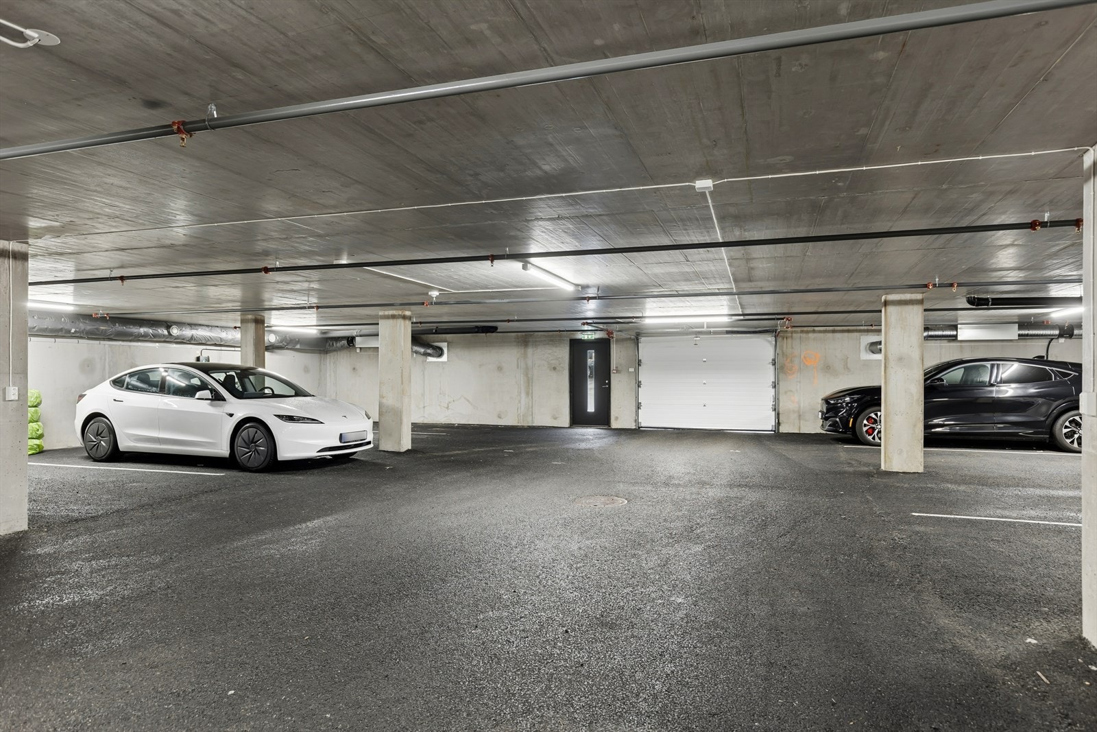 Tilhørende garasjeplass i lukket anlegg i kjeller. Galleribilde