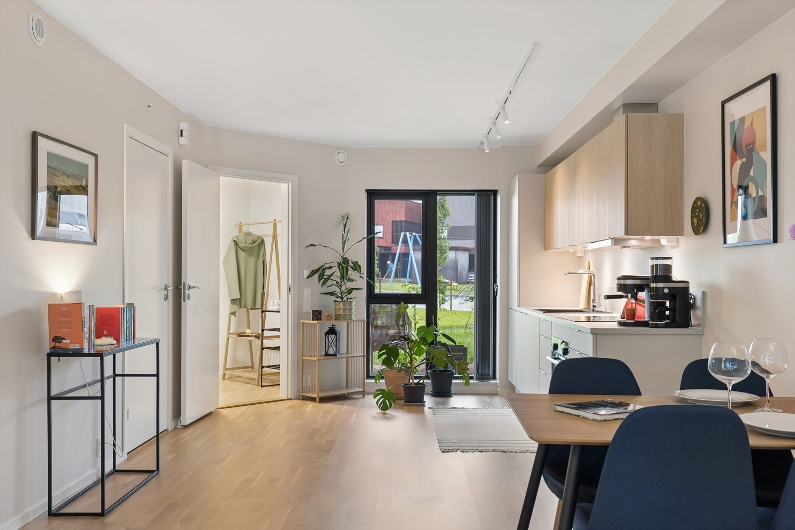 Leiligheten har åpen stue/kjøkken-løsning. God plass til spisegruppe. Galleribilde