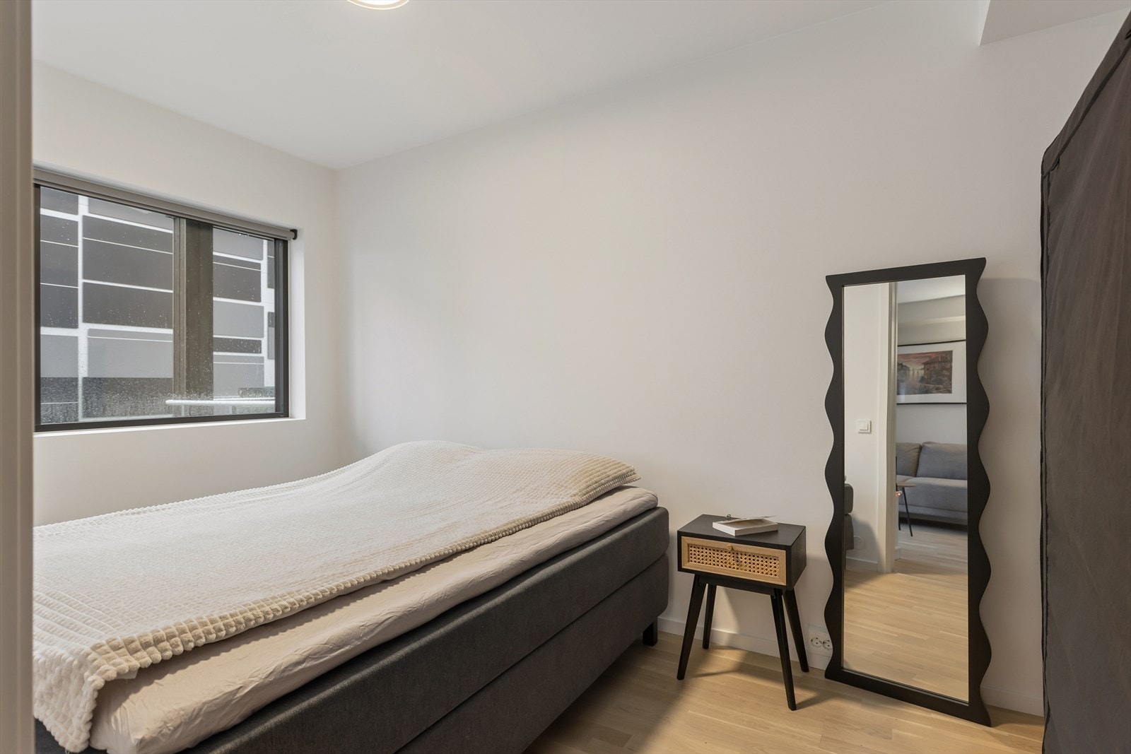 Hovedsoverom med plass til dobbeltseng, nattbord og garderobe. Galleribilde