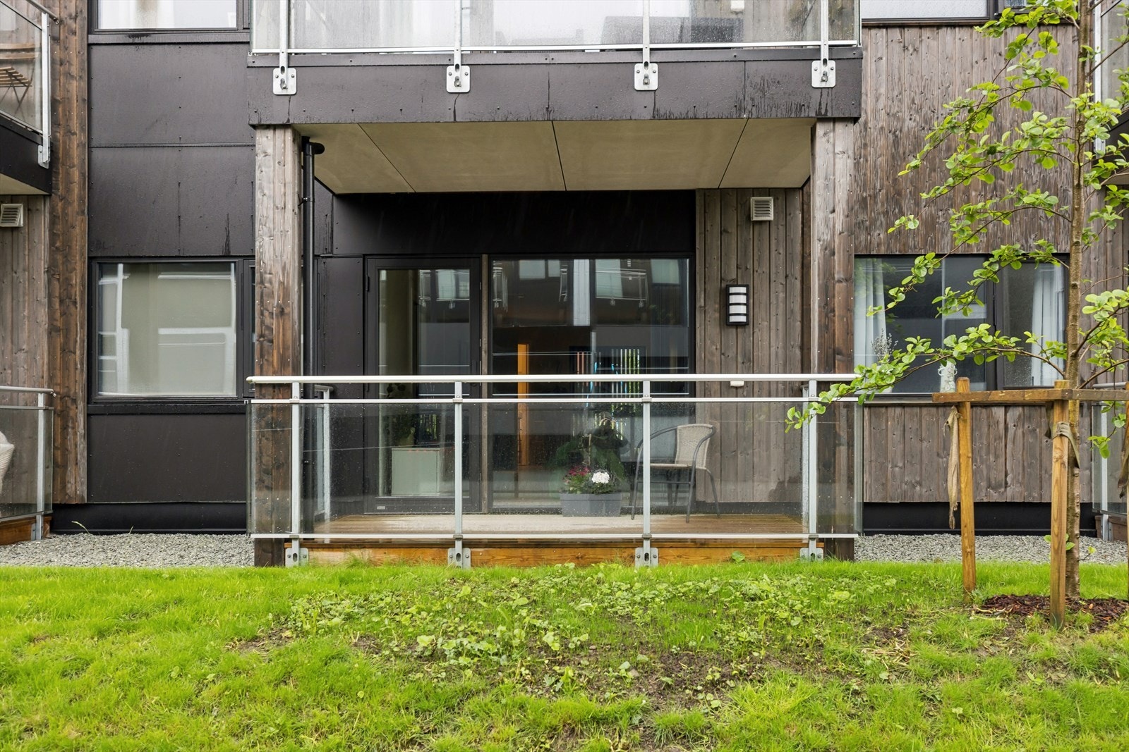 Vestvendt terrasse på bakkeplan. Galleribilde