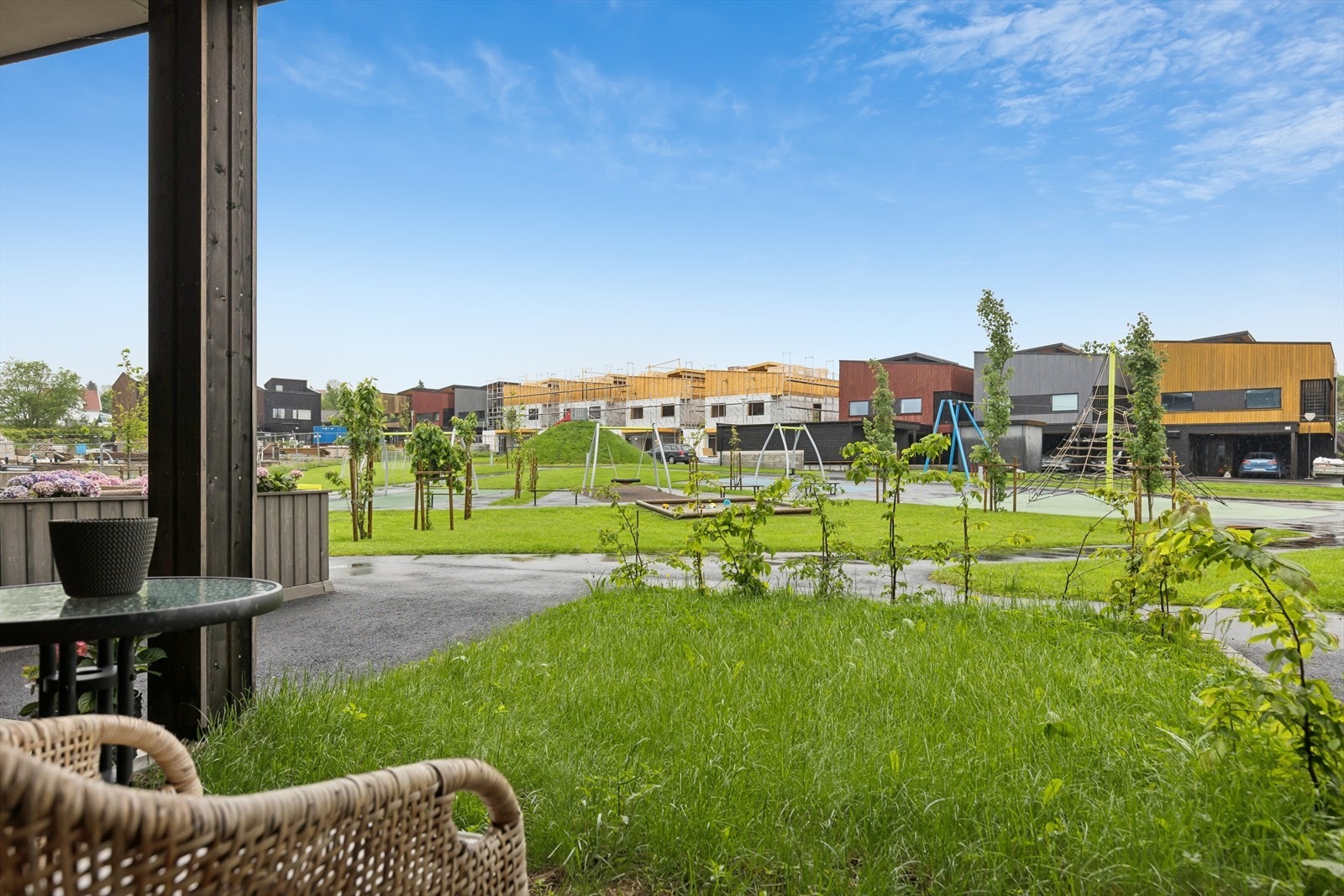 Uteområdet i Norheimsmarka Hageby er samlet i et stort sammenhengende trygt tun, som er innrammet av boligene. Galleribilde