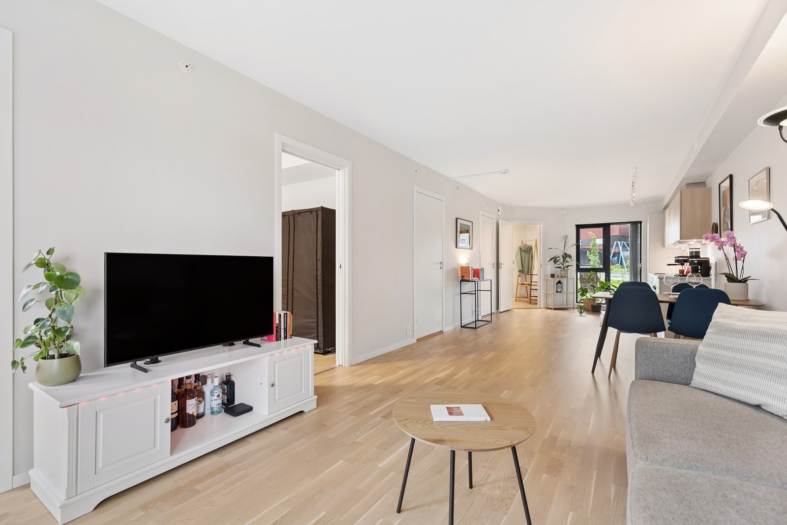 Det er vannbåren gulvvarme i stue/kjøkken, gang og baderom, samt balansert ventilasjon som sikrer et godt inneklima. Galleribilde