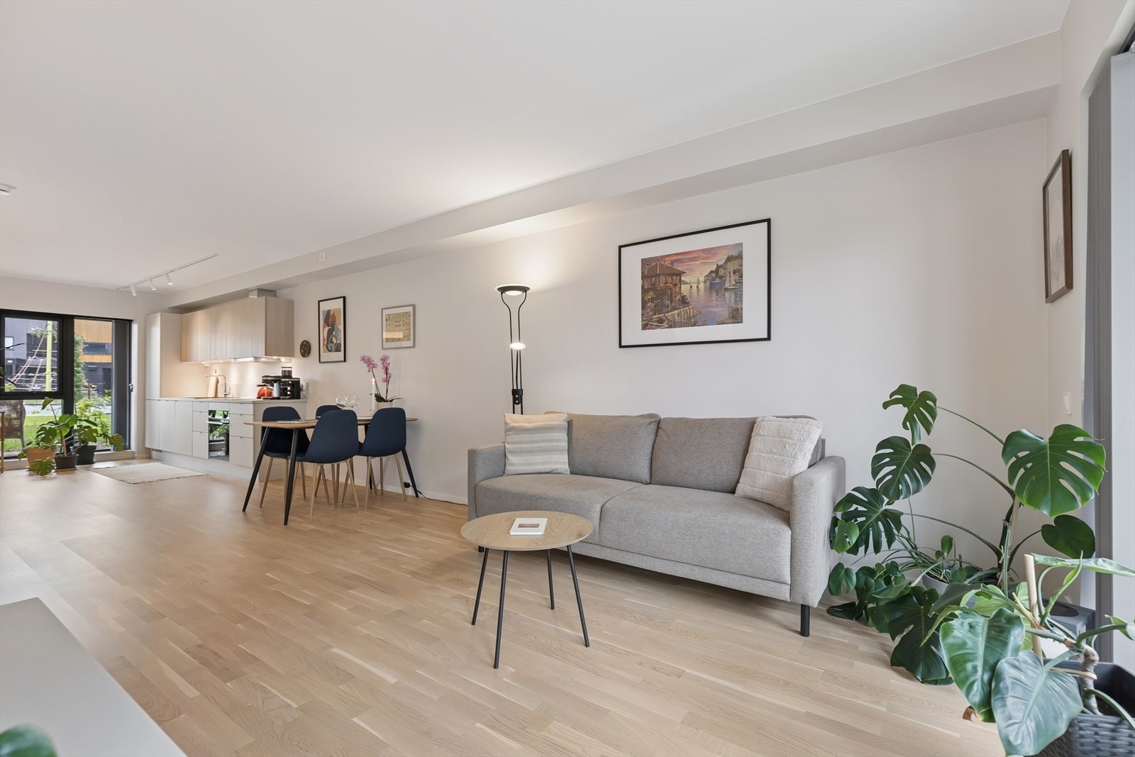 Stuen er lys og romslig med god plass til sofa, salongbord og tv-opplegg. Galleribilde