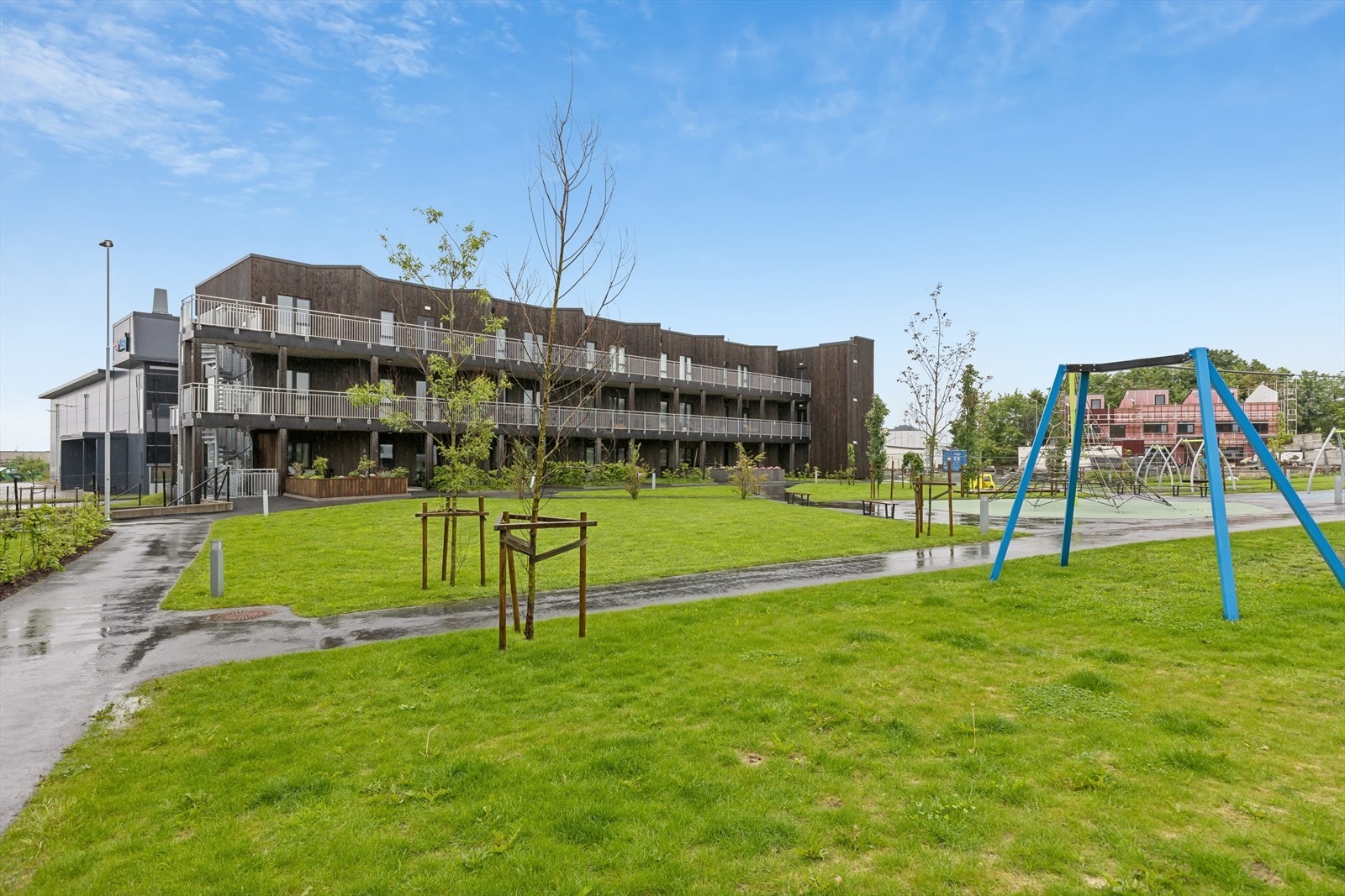 Lekeområder - Det tilrettelegges for at alle aldersgrupper skal kunne finne aktiviteter som de trives med. Herunder nevnes ballek, sandkasser, klatrestativ, føyser og rutsjebaner. Galleribilde