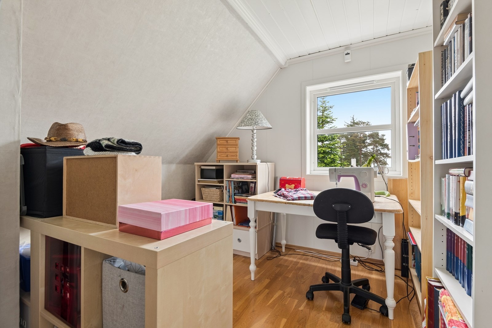 I gangen har man en praktisk sone som kan benyttes til hjemmekontor eller ekstra tv-stue! Galleribilde