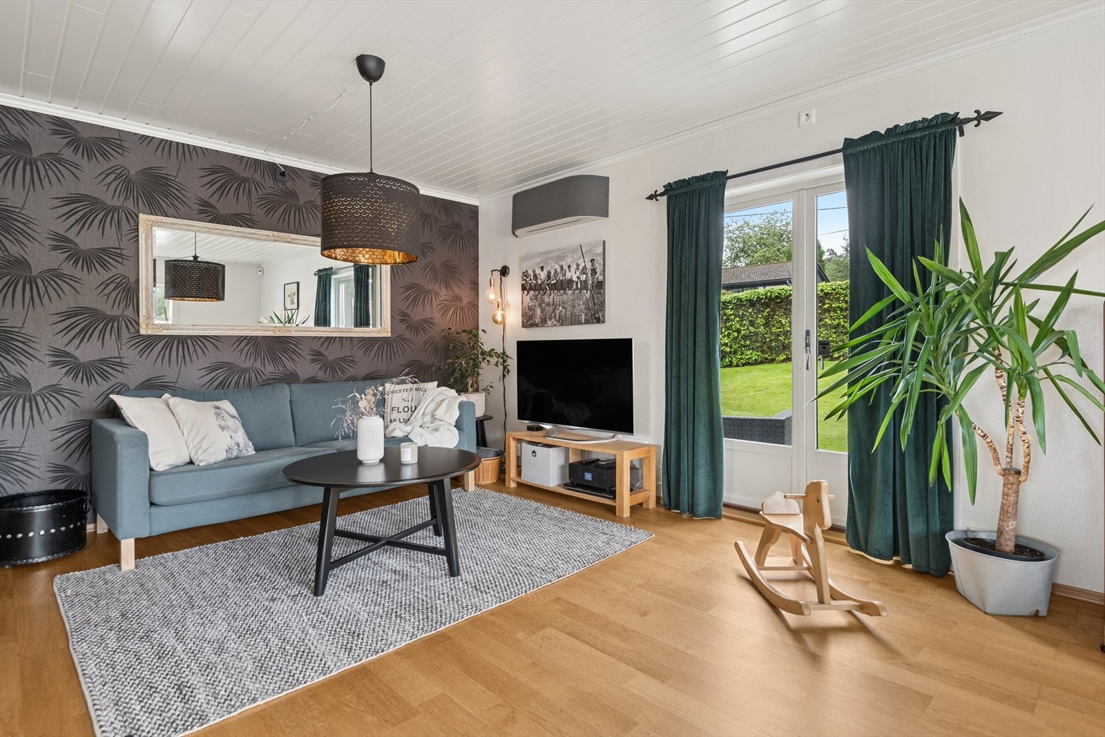 Stuen har god plass til sofagruppe, og videre utgang til en flott opparbeidet hage. Galleribilde