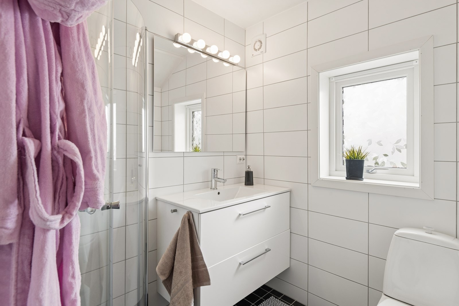 Badet i 2.etasje ble modernisert i 2016. Helfliset baderom med varme i gulvet. Galleribilde