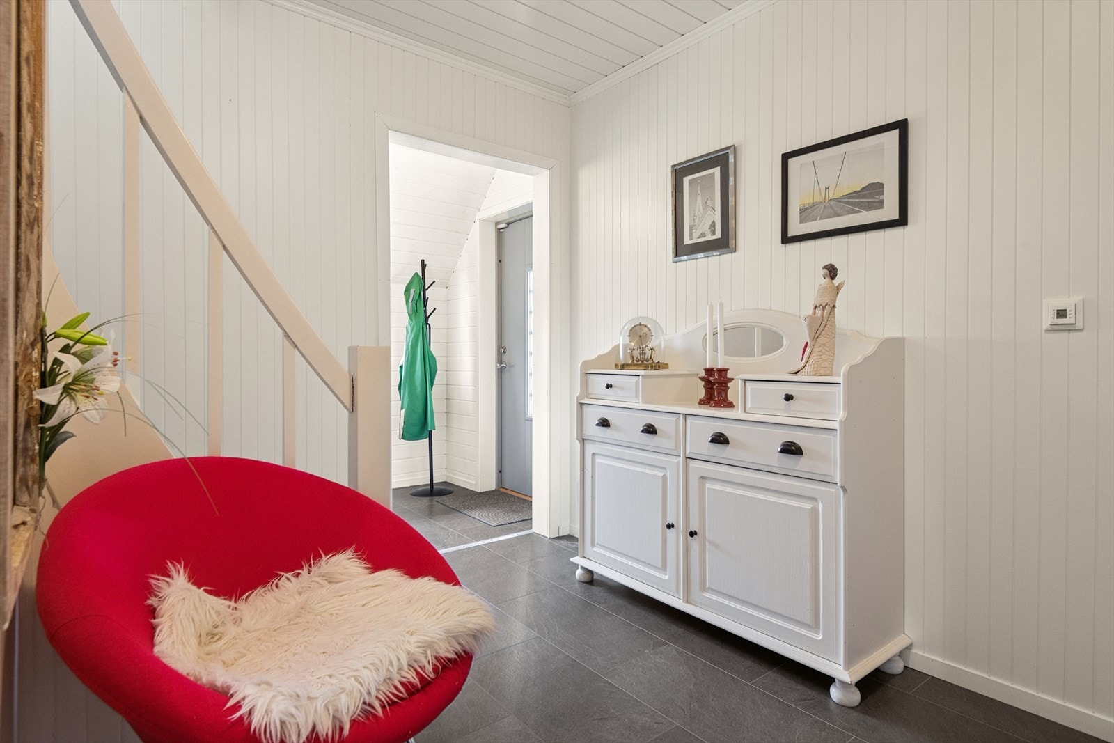 Entréen og hallen har praktiske laminatfliser på gulvet. Galleribilde