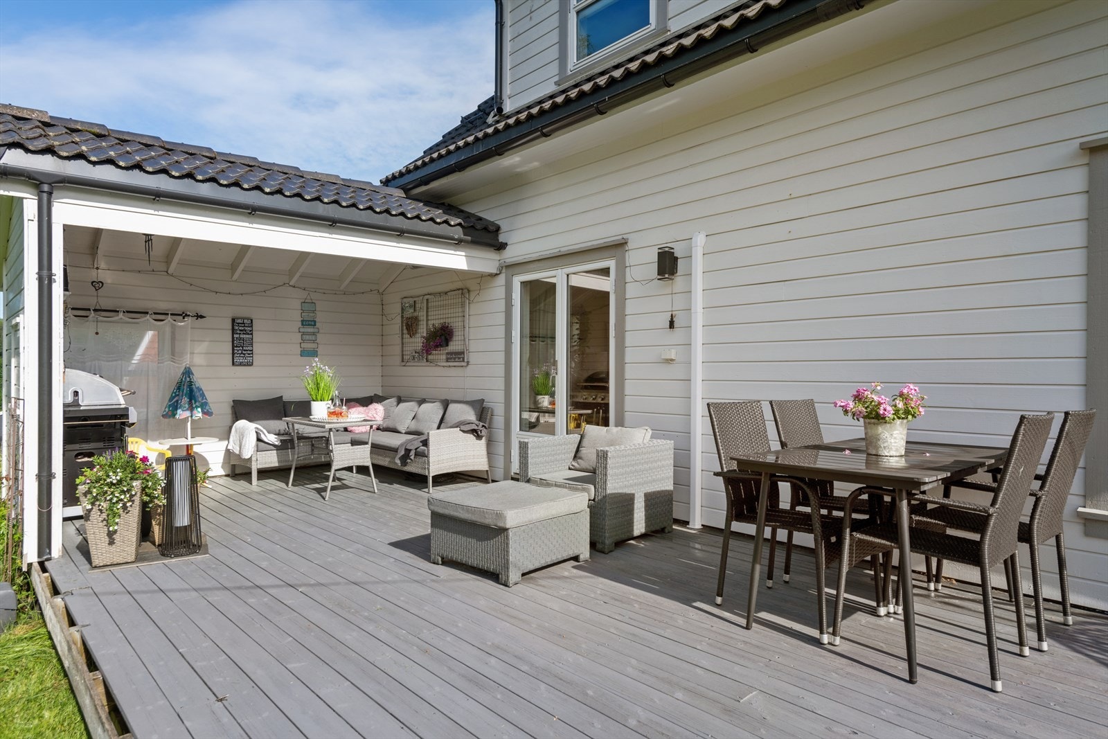 Stor sørvendt terrasse på hele 38 m². Her er det god plass til å dele inn i ulike soner og sittegrupper. Galleribilde
