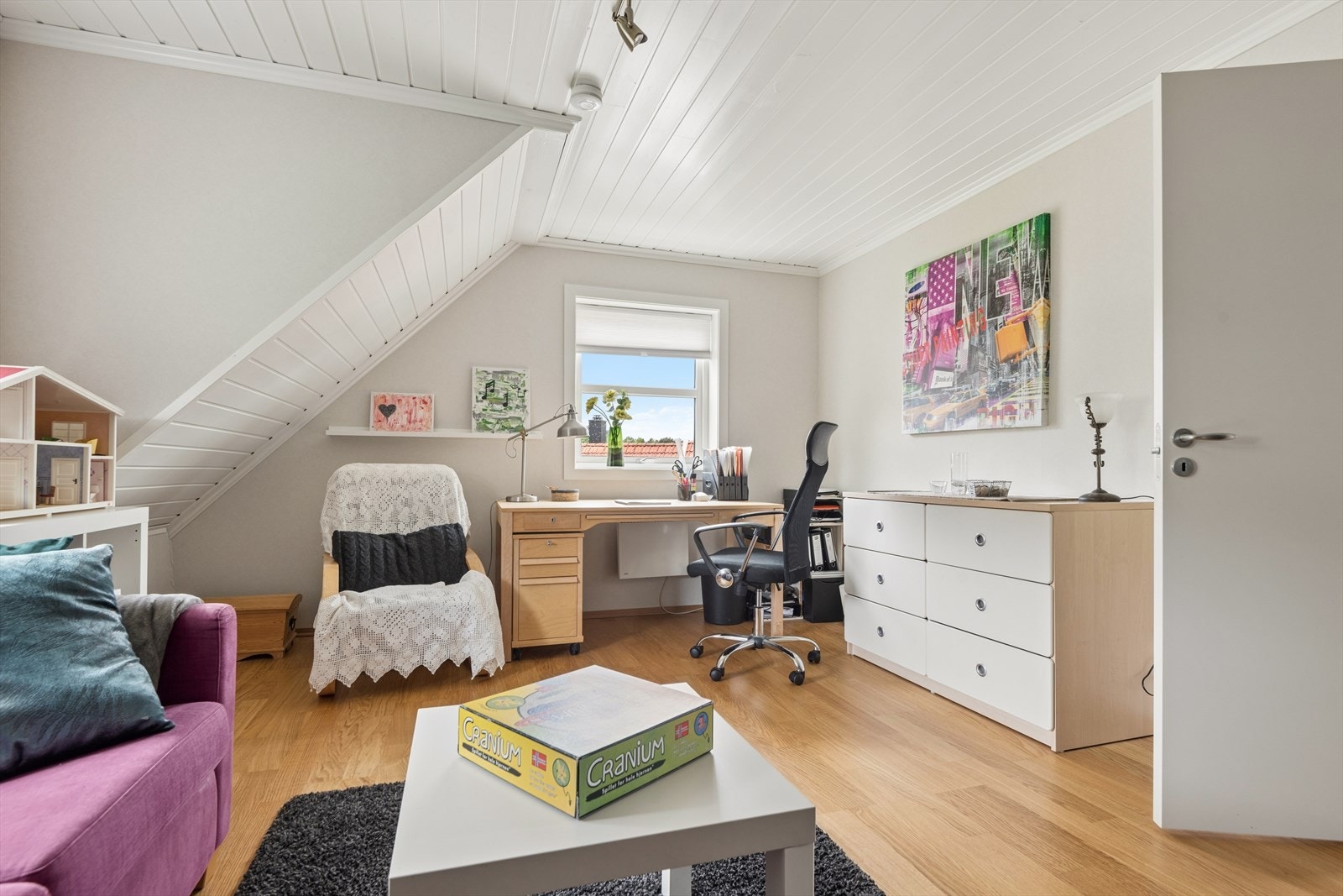 Etasjen gir fleksible muligheter for innredning, med god størrelse på samtlige av rommene. Galleribilde