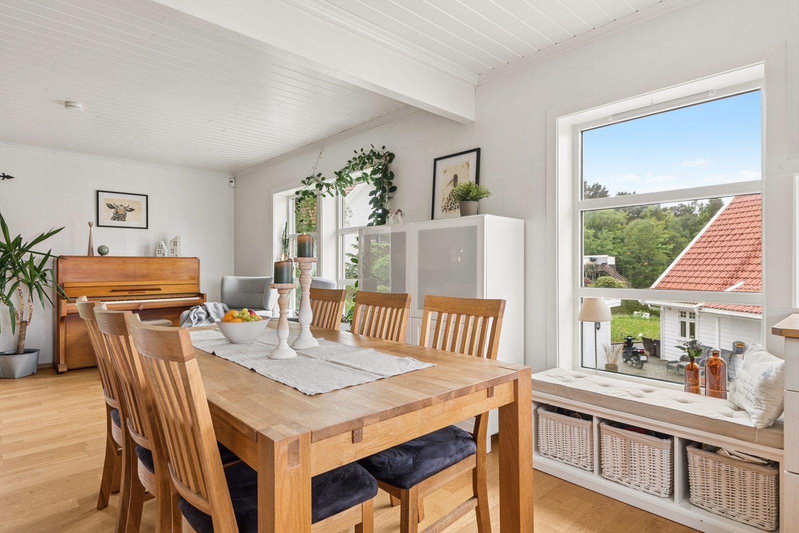 God plass til langbord i tilknytning til kjøkkenet. Galleribilde