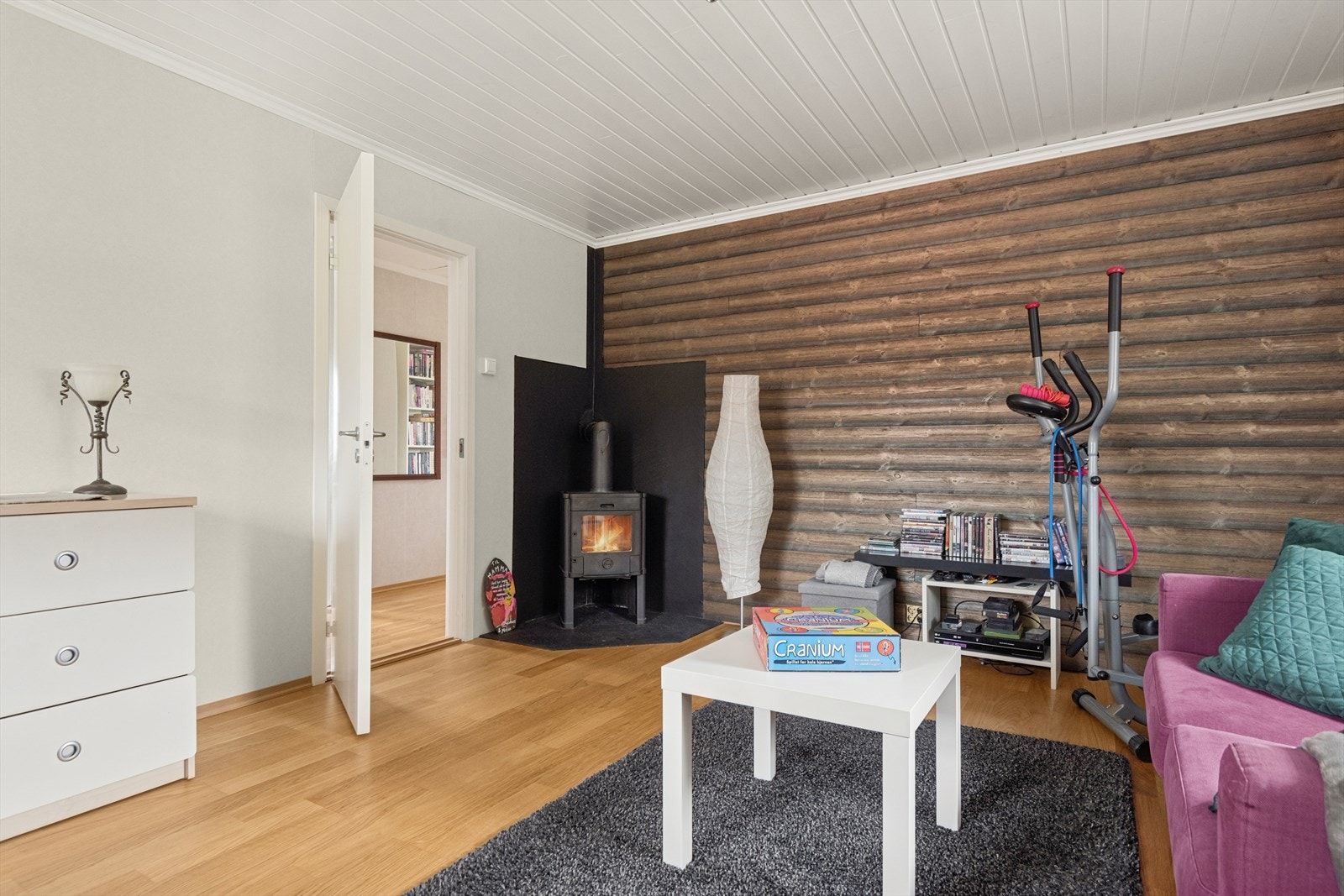 Dette rommet er også utstyrt med en vedovn, som gir ekstra varme og hygge. Galleribilde