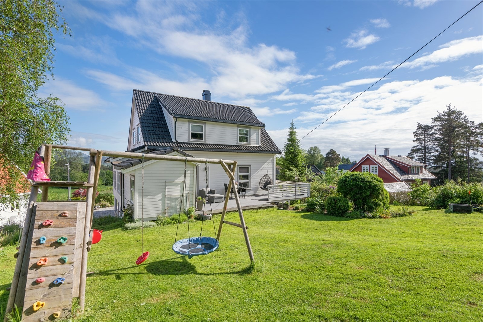 Stor, opparbeidet hage med god plass for lek og utendørsaktiviteter. Galleribilde