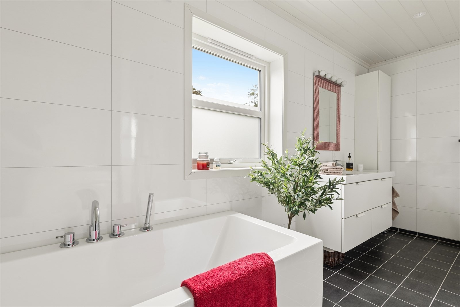 Badet i 1.etasje ble modernisert i 2018, og er av svært god størrelse. Galleribilde
