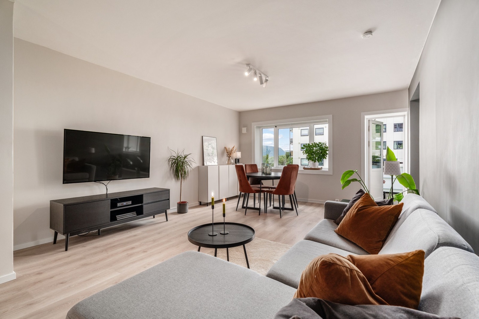 Stuen fremstår moderne og er lett å innrede, med god plass til både TV-løsning, spisegruppe og sitteområde. Galleribilde