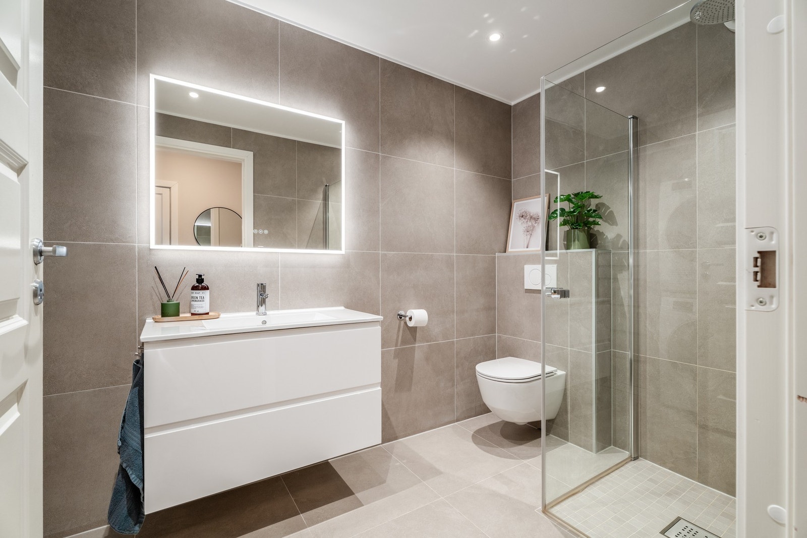 Badet holder en moderne standard og ble oppgradert i 2020 av profesjonelle håndverkere, med Bademiljø VVS som utførende firma. Galleribilde