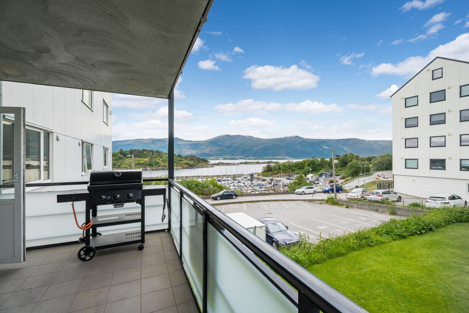 Balkongen har en nordvestvendt orientering, og byr på flott utsikt samt gode solforhold. Galleribilde