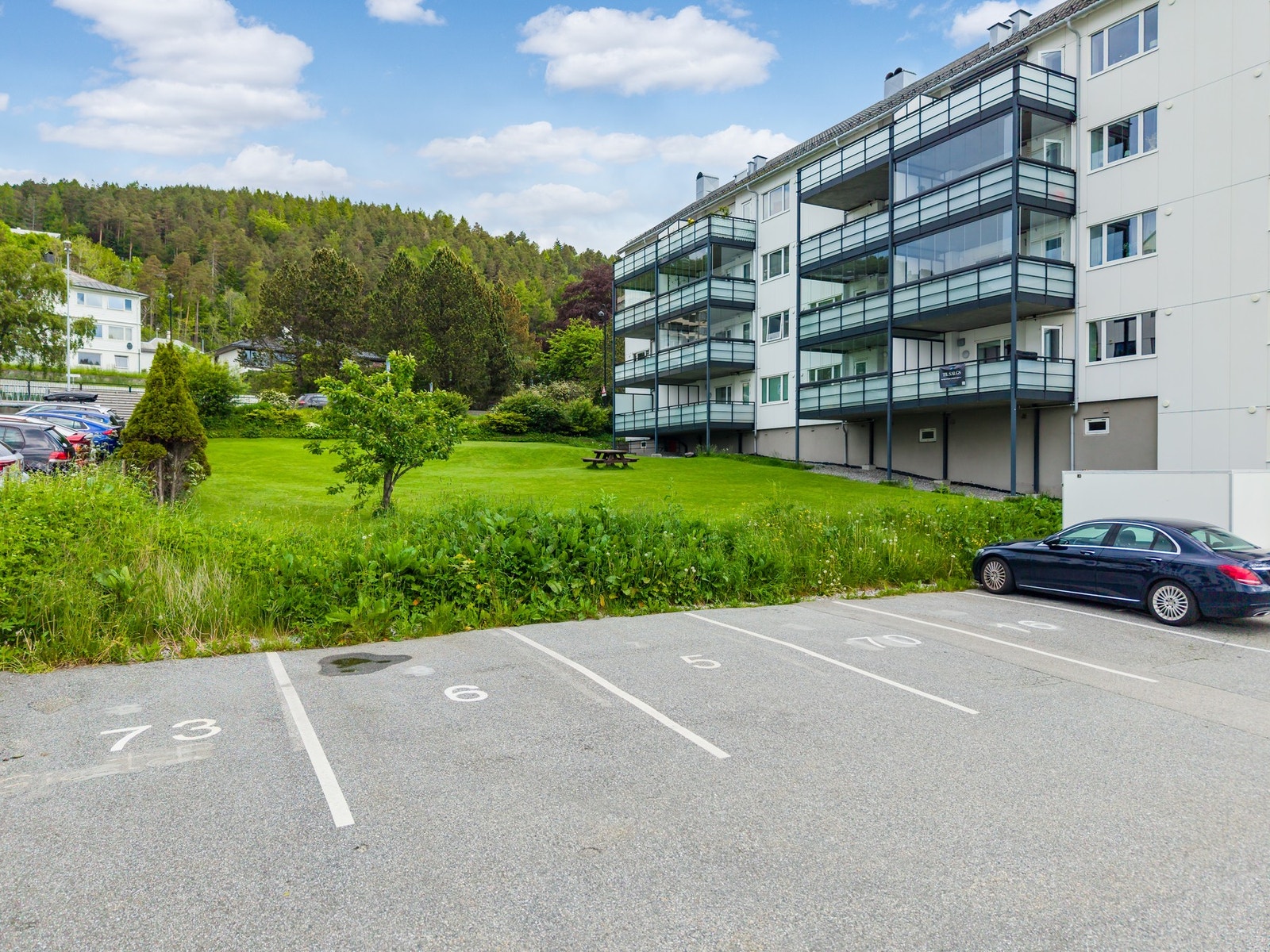 Fast parkeringsplass like ved inngangspartiet. Det er også mulighet for gjesteparkering. Galleribilde
