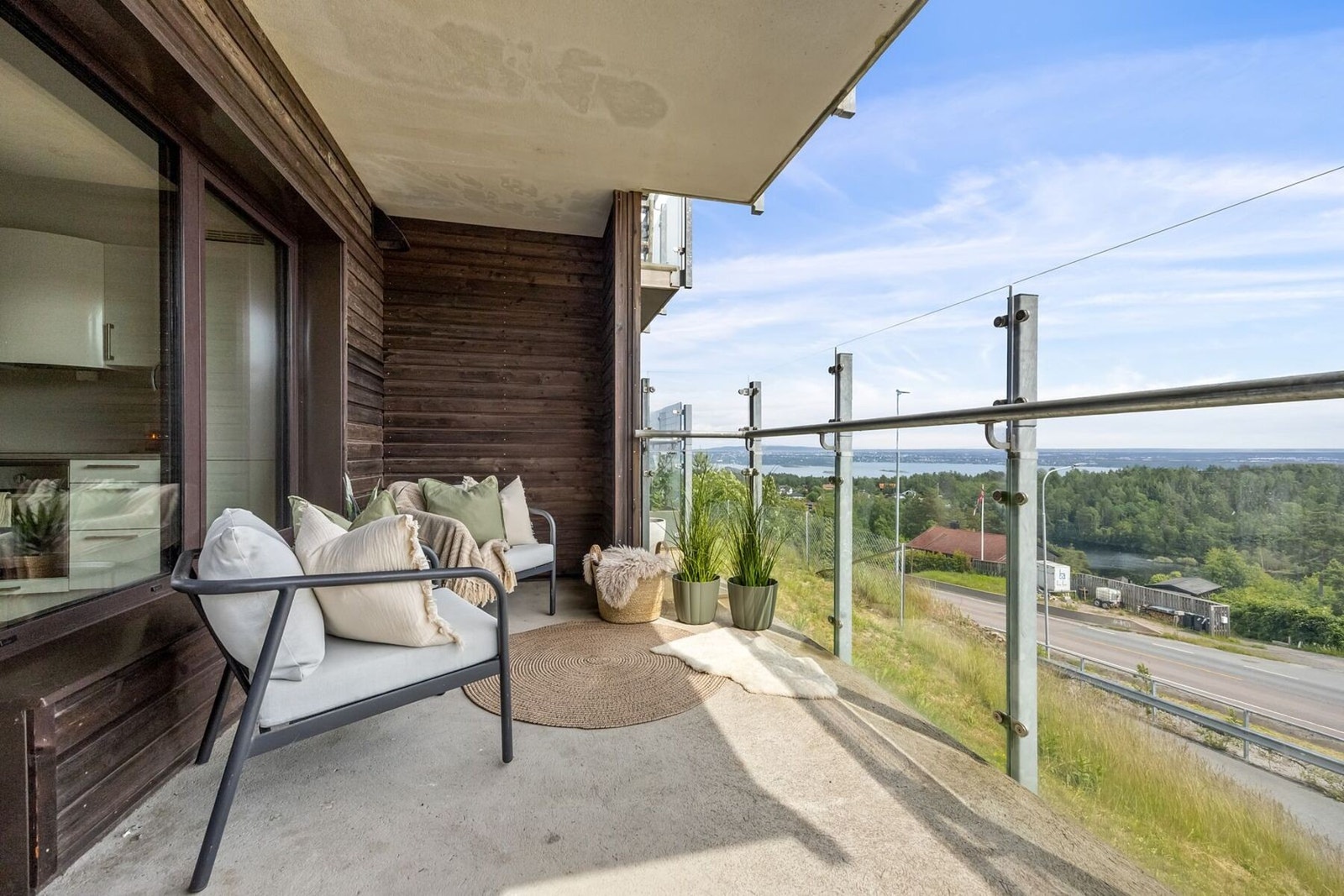 Lys og moderne 3-roms leilighet med overbygget terrasse på ca. 11 m² Galleribilde